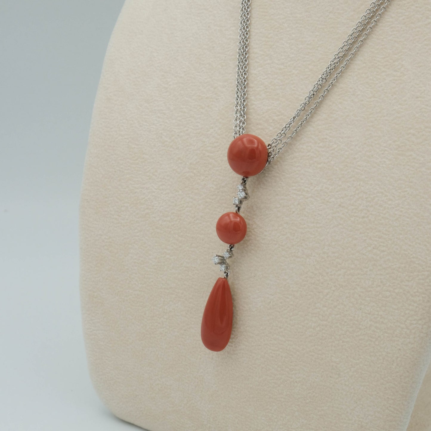 Collana catene oro bianco 18 kt, pendente con 3 coralli rosso naturale e brillanti