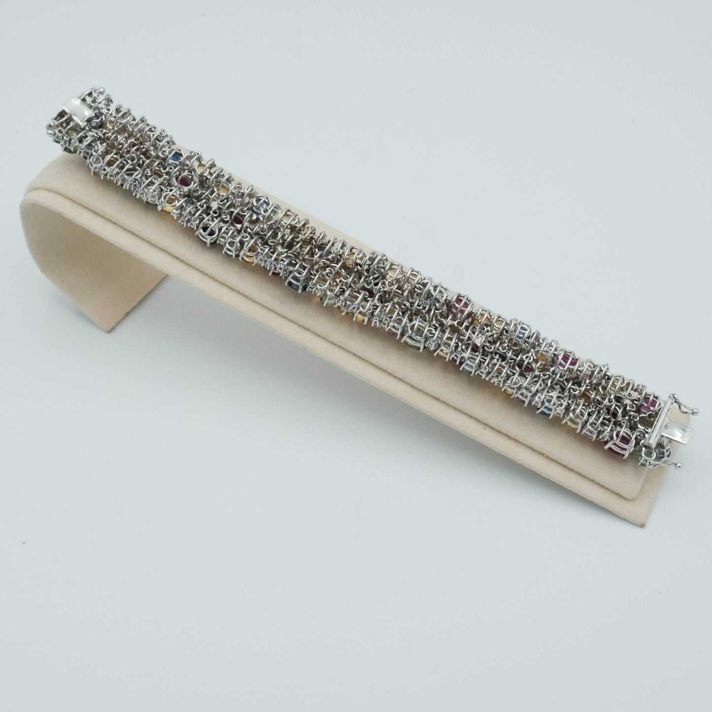 Bracciale fascia, oro bianco, brillanti e pietre preziose ( ct 35 mix: zaffiri, smeraldi, rubini e brillanti)