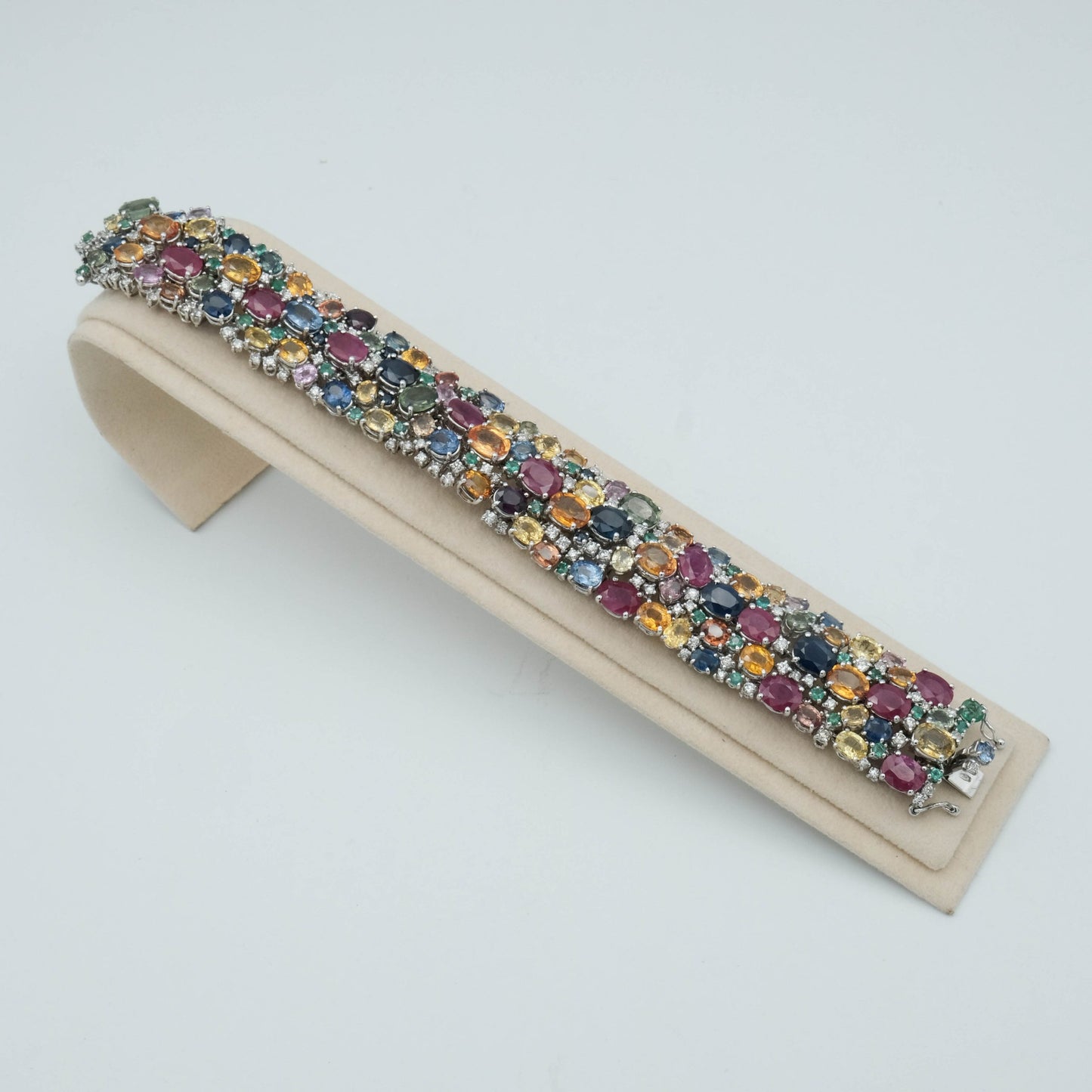 Bracciale fascia, oro bianco, brillanti e pietre preziose ( ct 35 mix: zaffiri, smeraldi, rubini e brillanti)