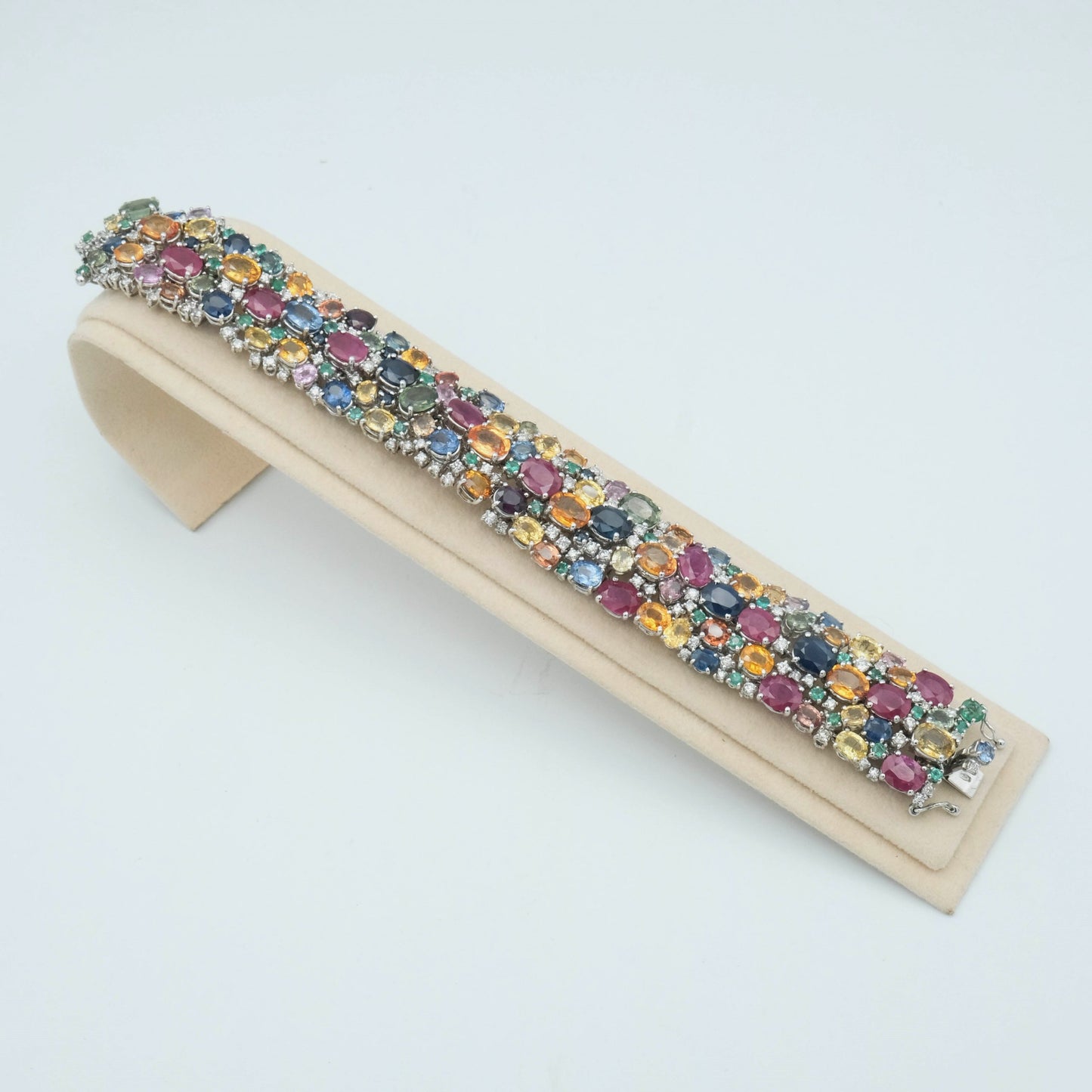 Bracciale fascia, oro bianco, brillanti e pietre preziose ( ct 35 mix: zaffiri, smeraldi, rubini e brillanti)