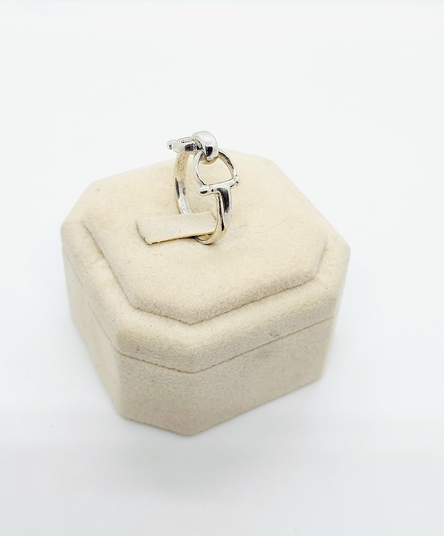 Anello staffe in argento bianco