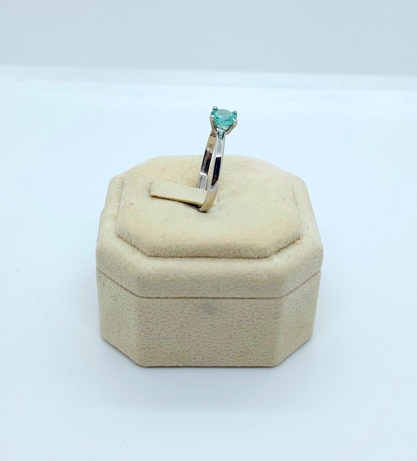 Anello modello "solitario in argento bianco e topazio blu London