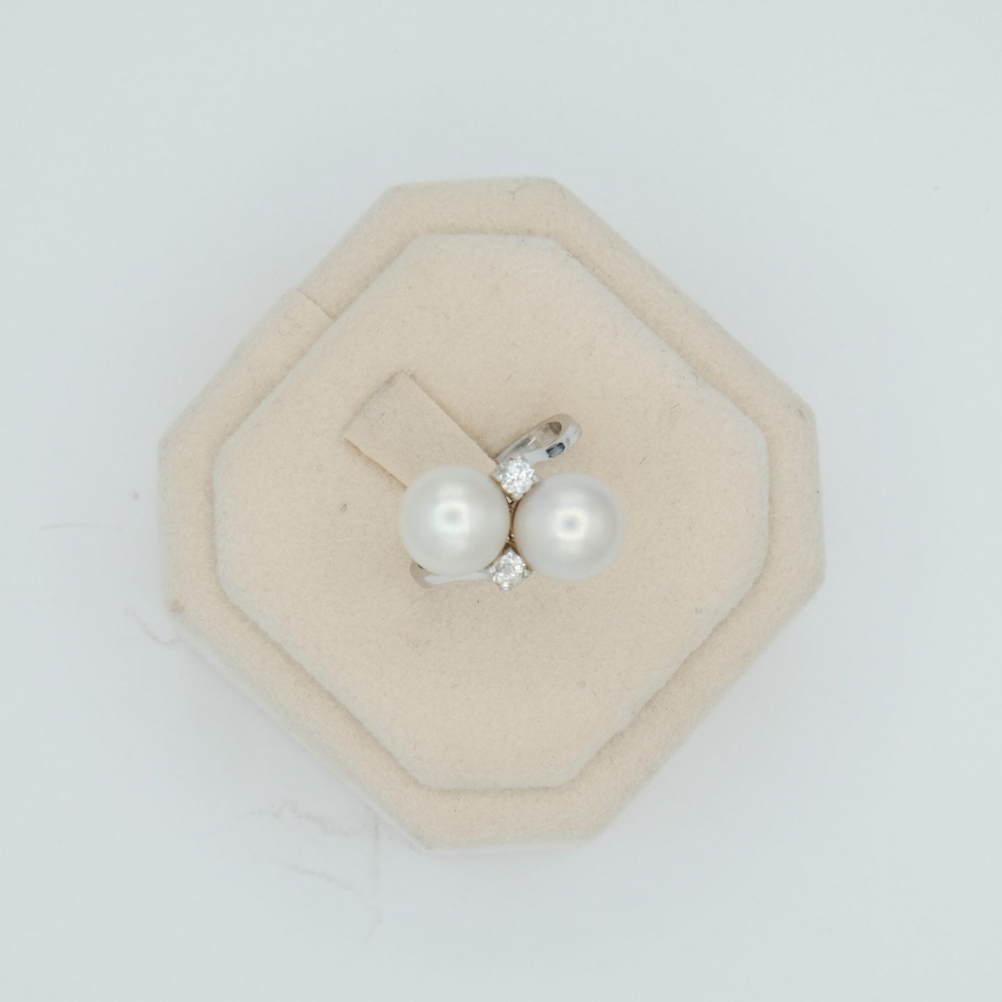 Anello contrariè in oro bianco con due perle e due brillanti