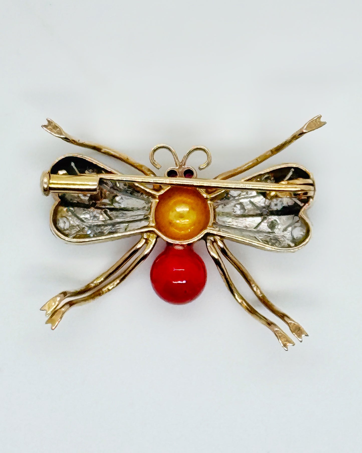 Spilla in stile antico a forma di mosca in oro 14 kt con corallo e rubino manifattura napoletana anni ‘90