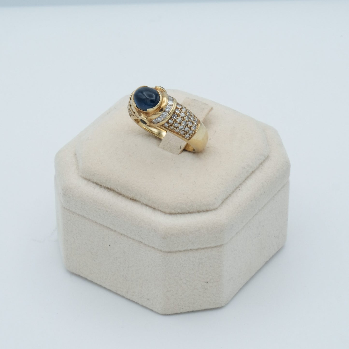 Anello a fascia in oro giallo brillanti e zaffiro cabochon anni '50