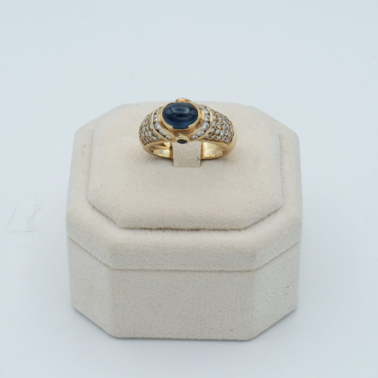 Anello a fascia in oro giallo brillanti e zaffiro cabochon anni '50