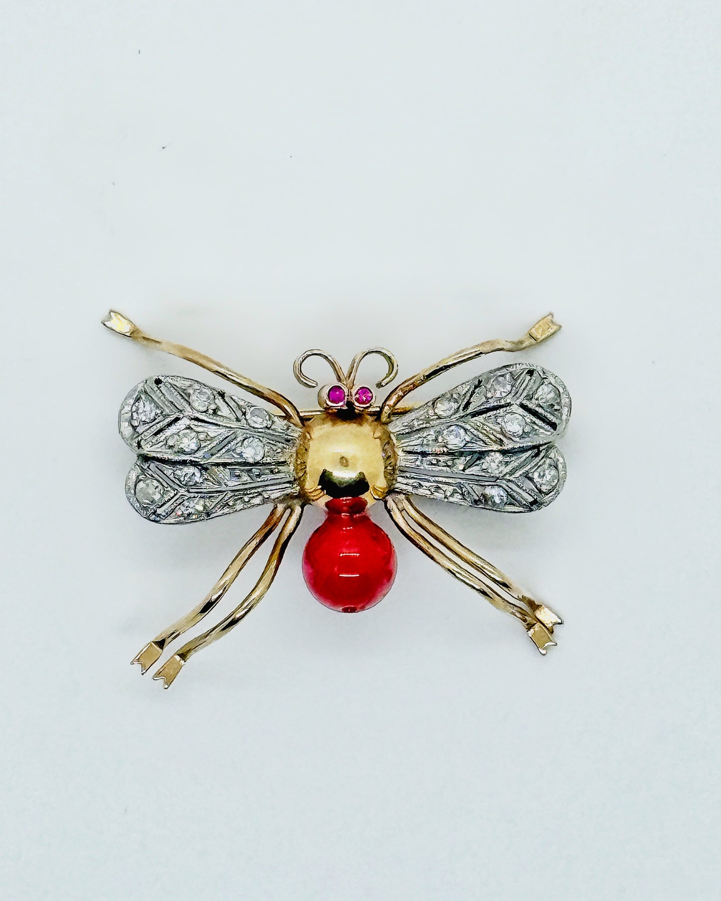 Spilla in stile antico a forma di mosca in oro 14 kt con corallo e rubino manifattura napoletana anni ‘90