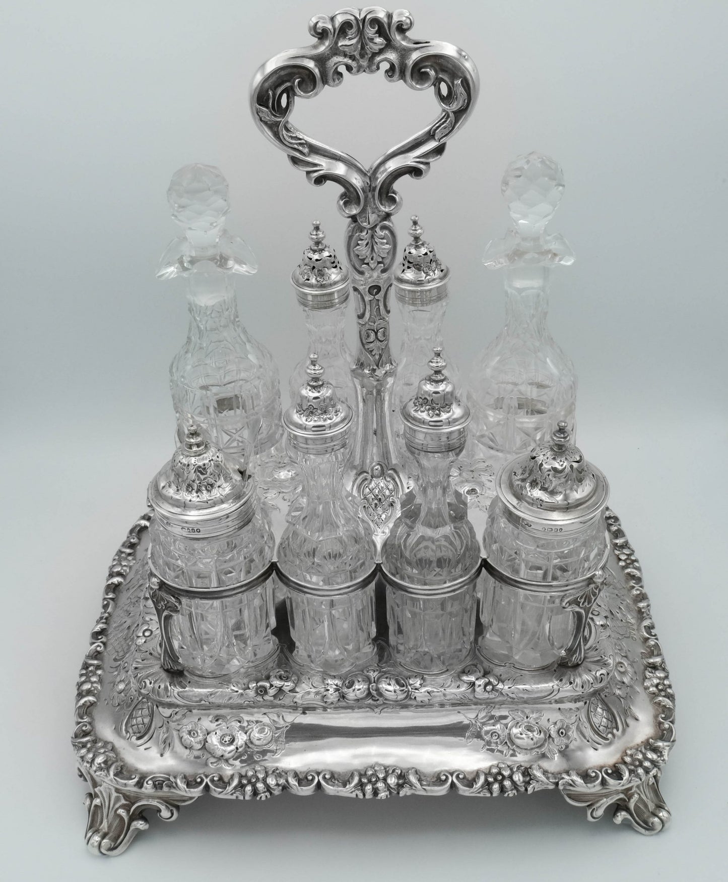 Set oliera in argento, otto elementi, punzoni Londra 1863 XIX secolo