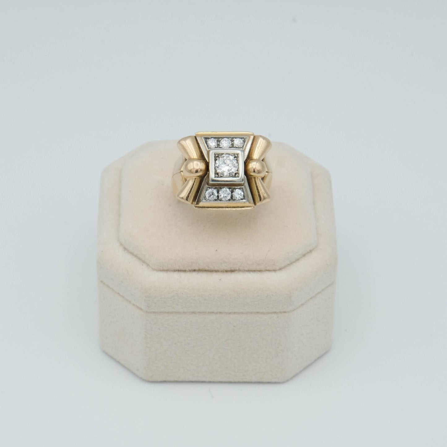 Anello antico con diamante centrale anni 40