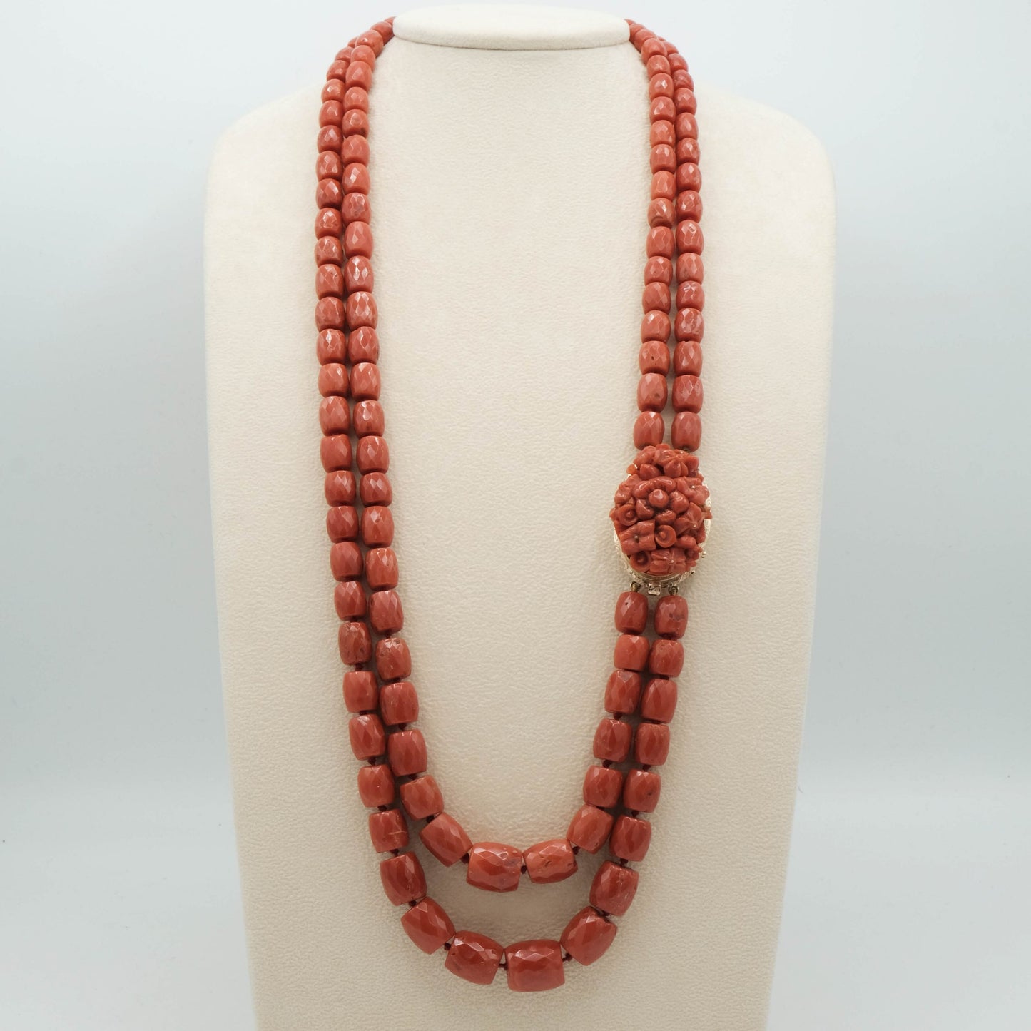 Collana 2 fili corallo rosso scuro, taglio barilotto sfaccettato a degradare, chiusura oro 14 kt con fiori
