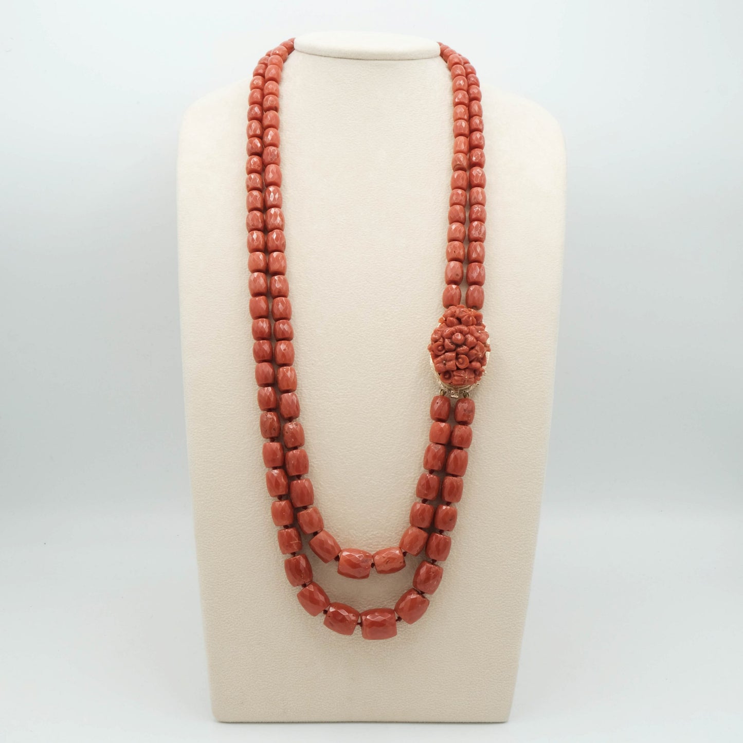 Collana 2 fili corallo rosso scuro, taglio barilotto sfaccettato a degradare, chiusura oro 14 kt con fiori