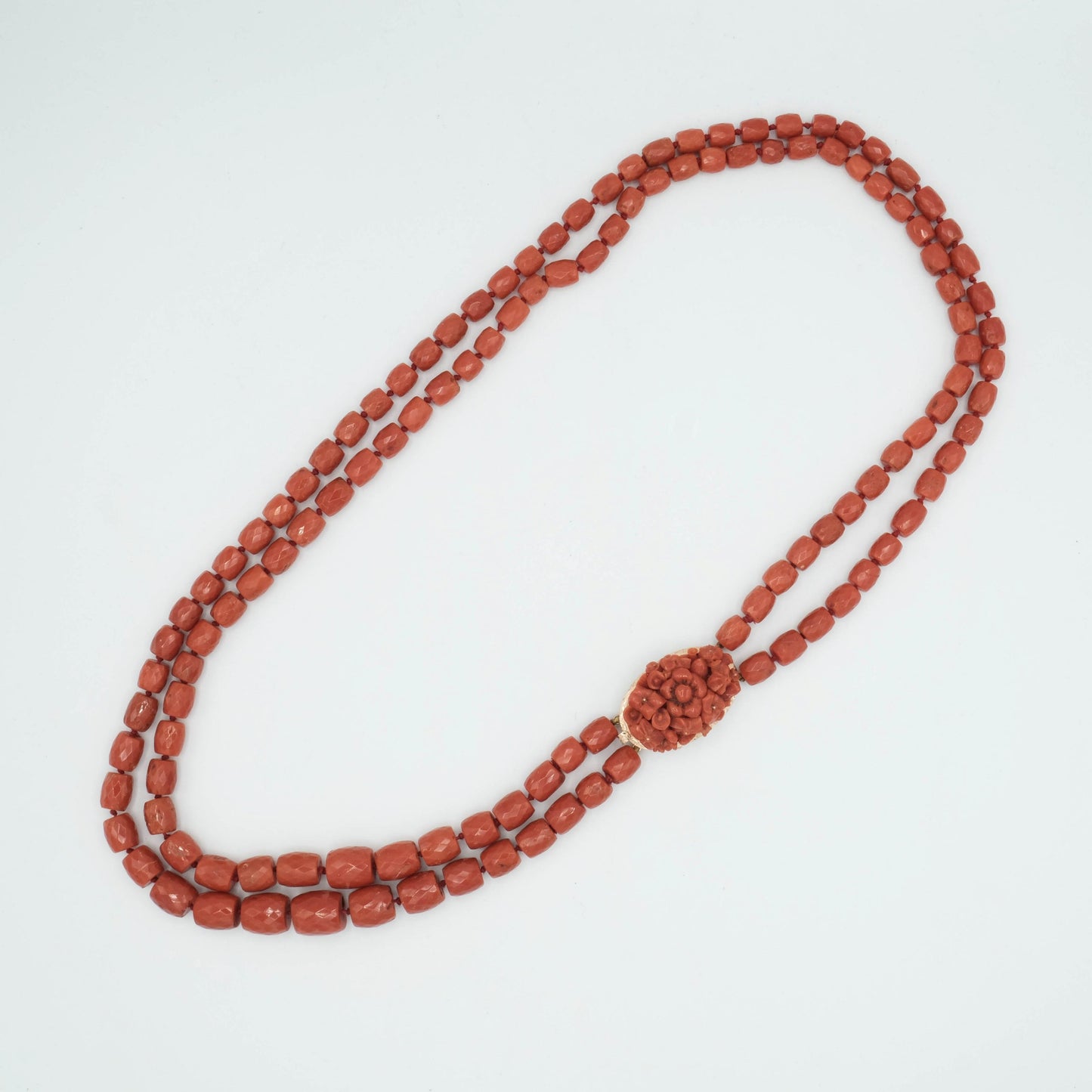 Collana 2 fili corallo rosso scuro, taglio barilotto sfaccettato a degradare, chiusura oro 14 kt con fiori