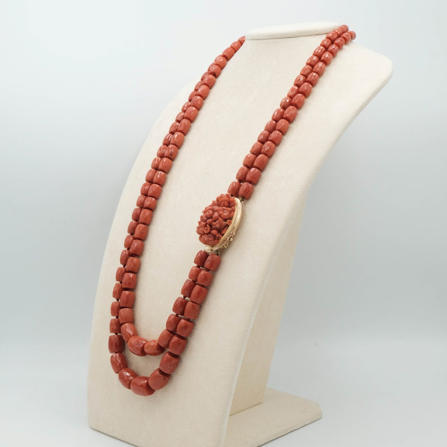 Collana 2 fili corallo rosso scuro, taglio barilotto sfaccettato a degradare, chiusura oro 14 kt con fiori