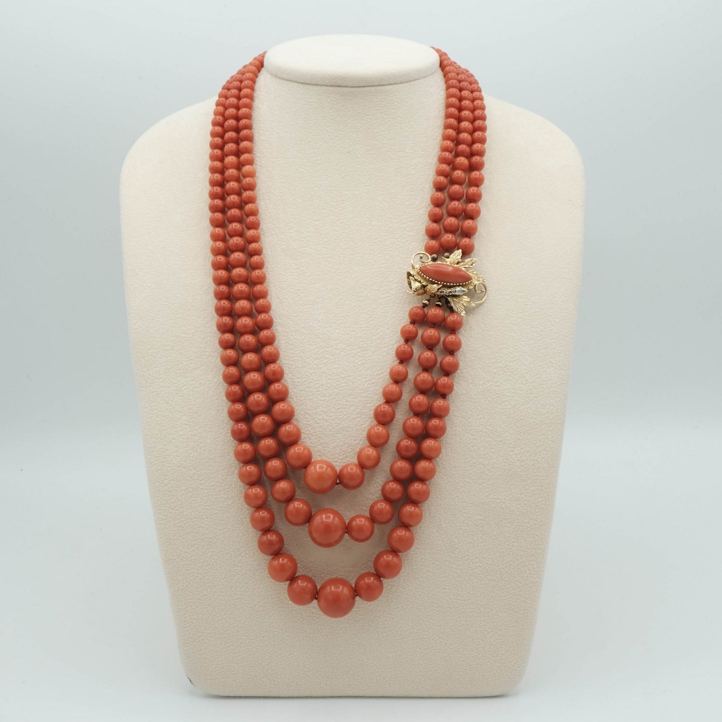 Collana 3 fili corallo rosso, taglio sfere lisce, chiusura oro 18 kt con corallo a spola cabochon