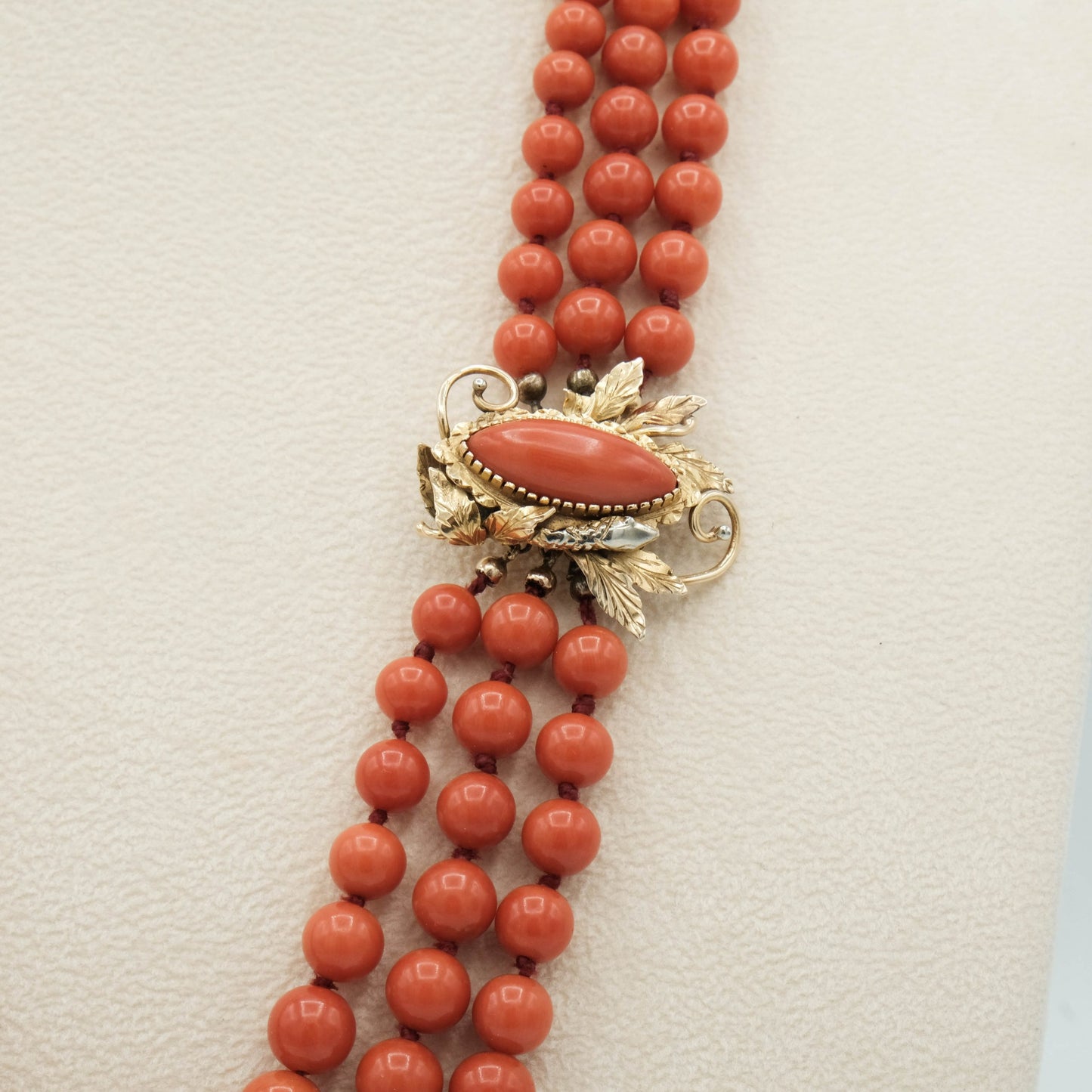 Collana 3 fili corallo rosso, taglio sfere lisce, chiusura oro 18 kt con corallo a spola cabochon