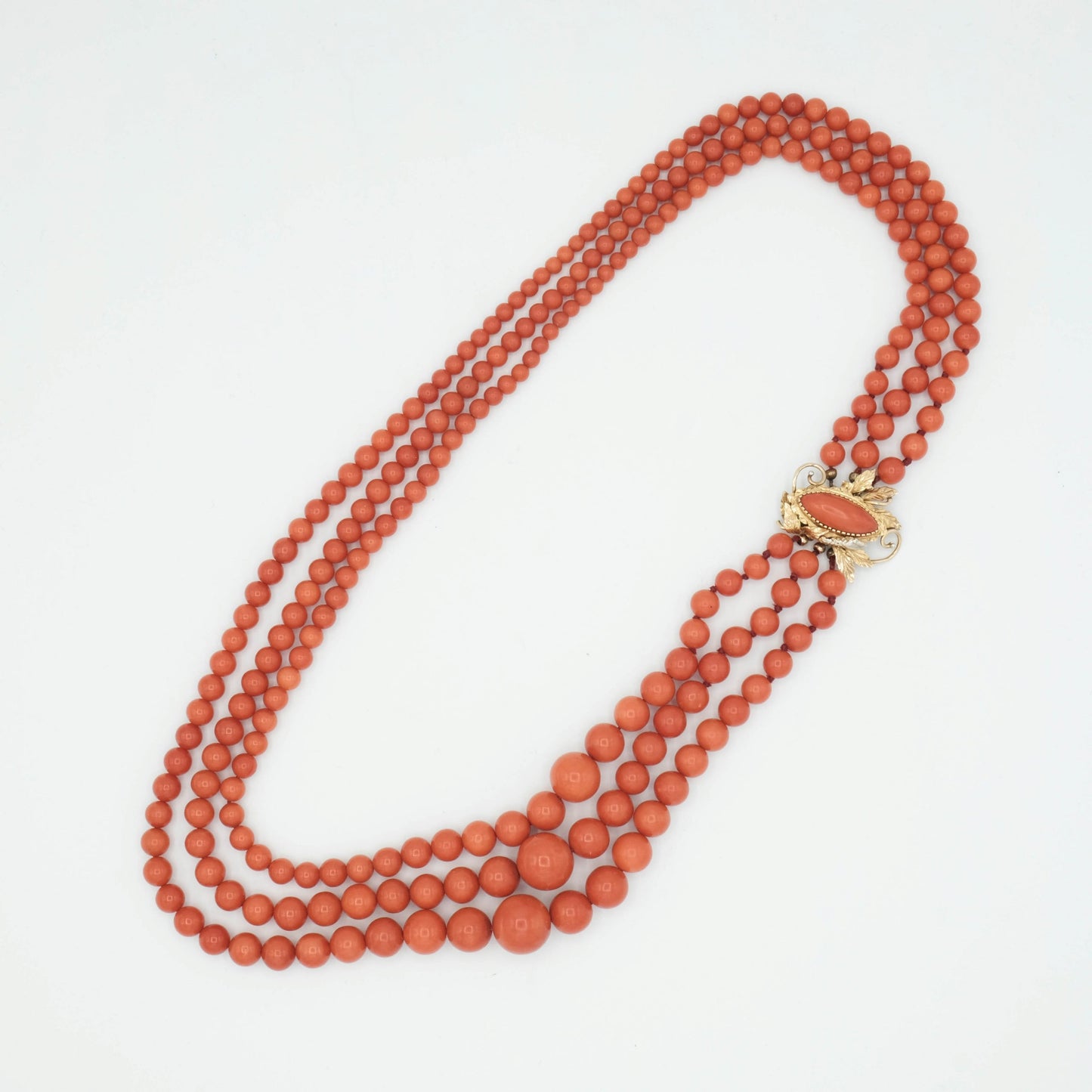 Collana 3 fili corallo rosso, taglio sfere lisce, chiusura oro 18 kt con corallo a spola cabochon