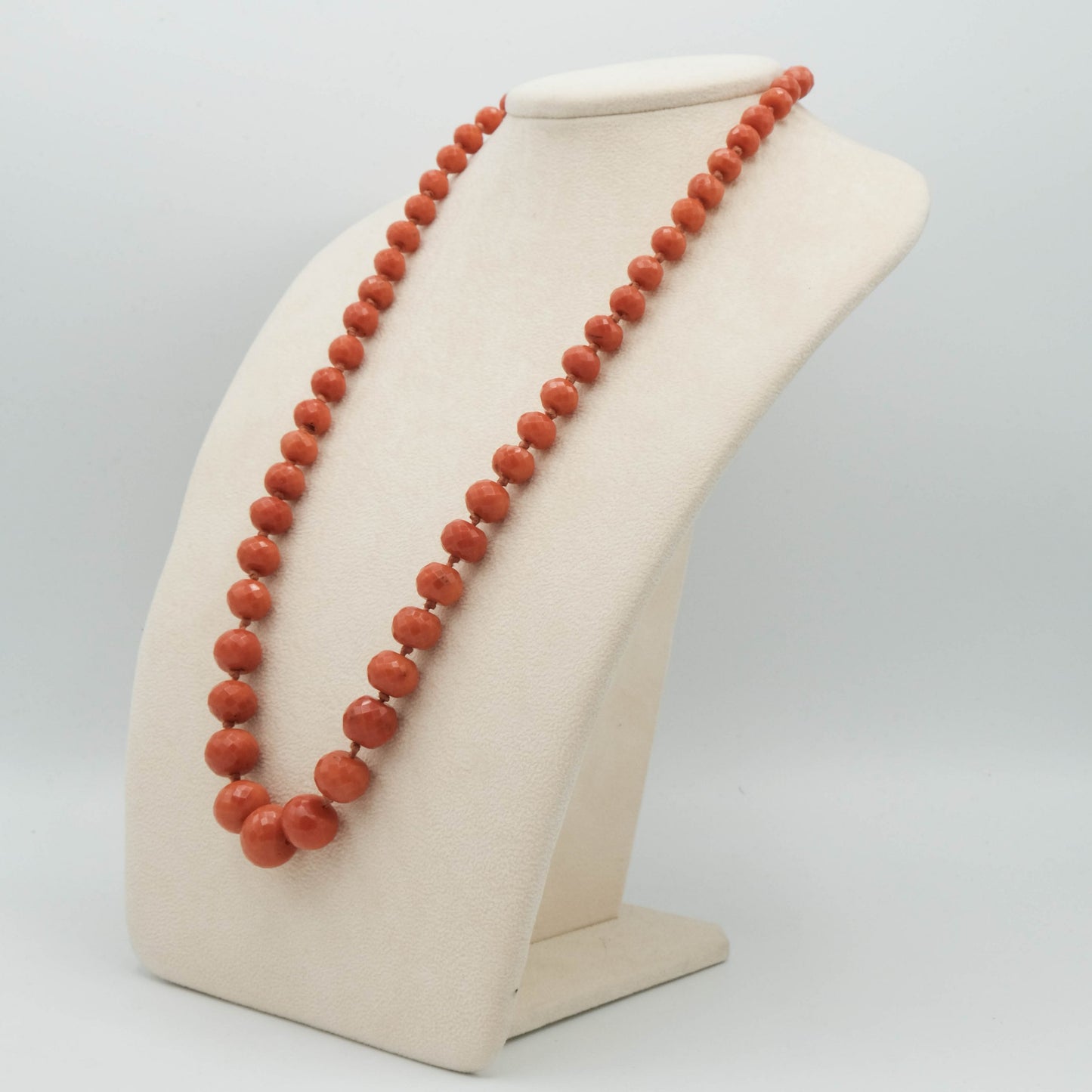 Collana antica con corallo trapanese, sfere sfaccettate, chiusura oro 18kt