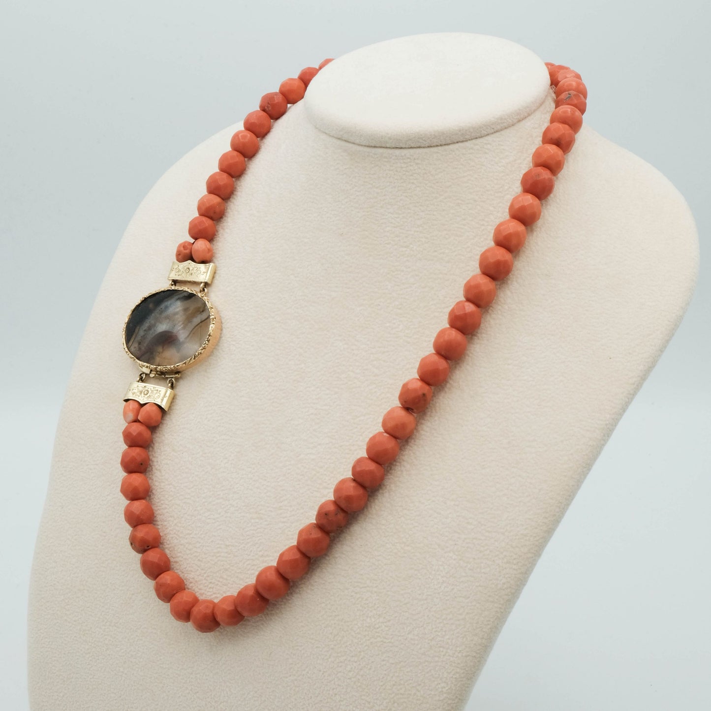 Collana corallo cerasuolo, sfere antiche sfaccettate, con chiusura oro giallo 18 kt e agata