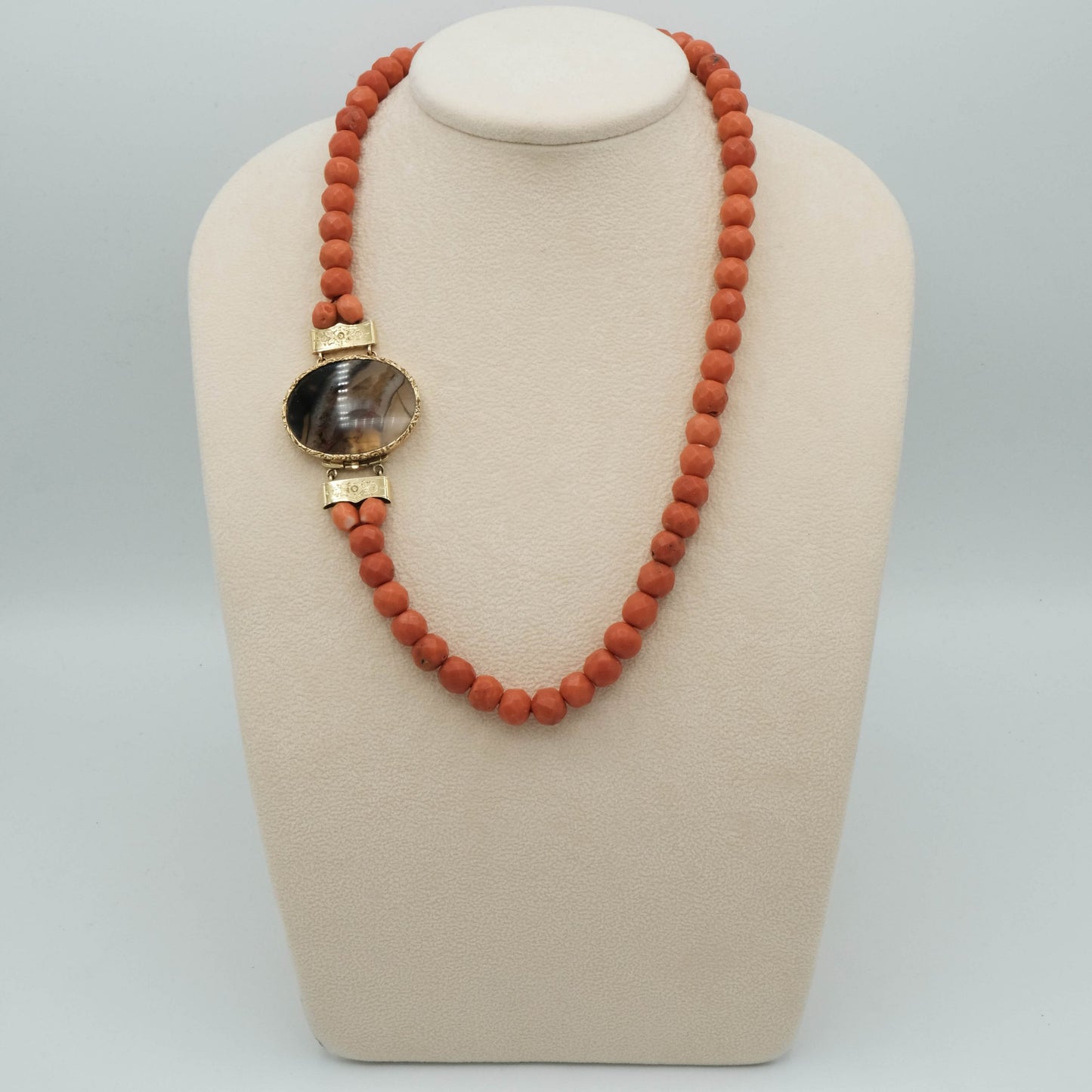 Collana corallo cerasuolo, sfere antiche sfaccettate, con chiusura oro giallo 18 kt e agata