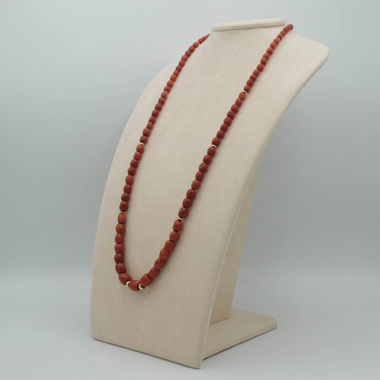 Collana corallo rosso sardegna , barilotti lisci a degradare con inserti e chiusura in oro giallo 18 kt