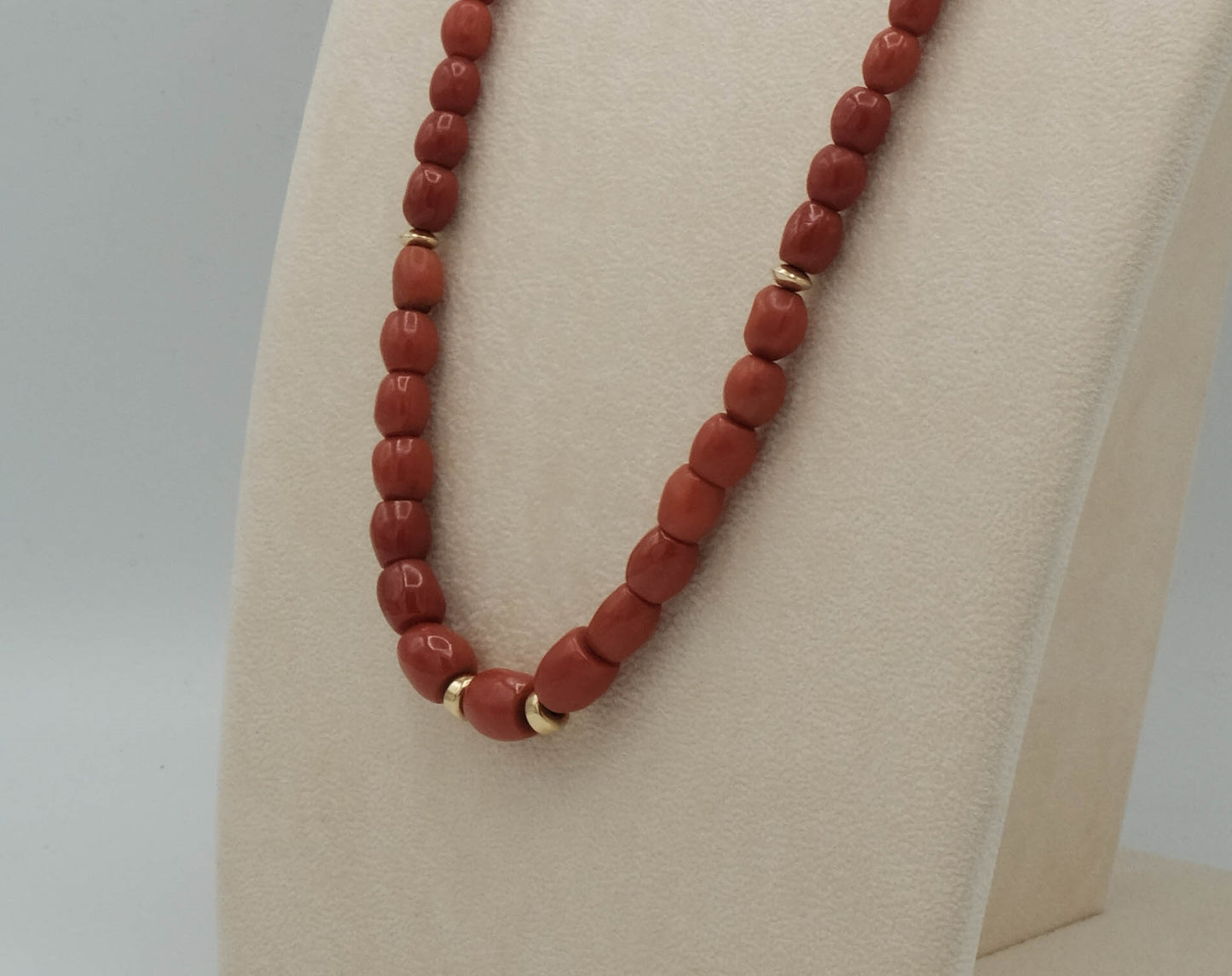 Collana corallo rosso sardegna , barilotti lisci a degradare con inserti e chiusura in oro giallo 18 kt