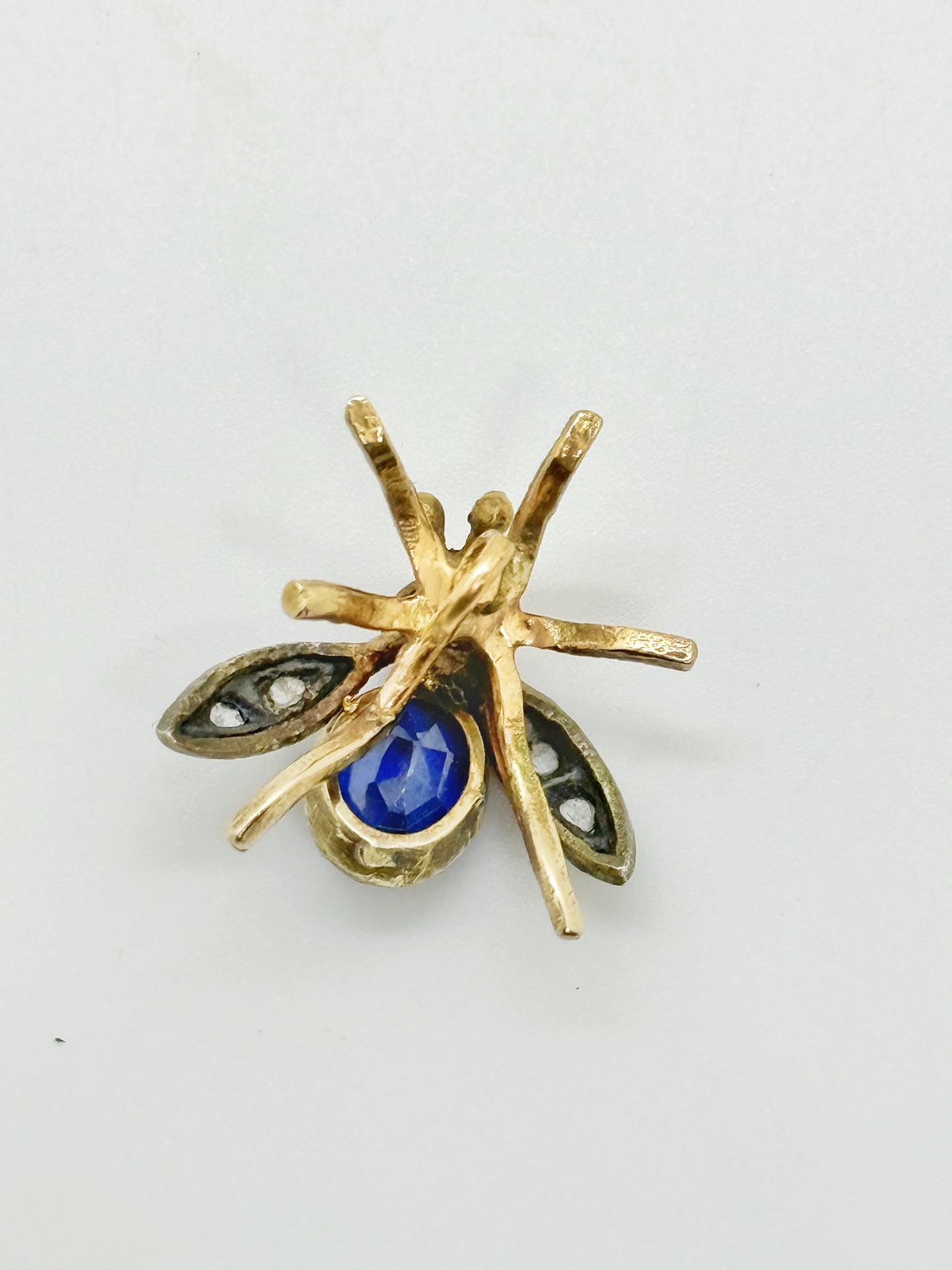 Ciondolo a forma di mosca in oro 14 kt e argento con rubino, zaffiro, diamanti. Manifattura siciliana anni ‘90