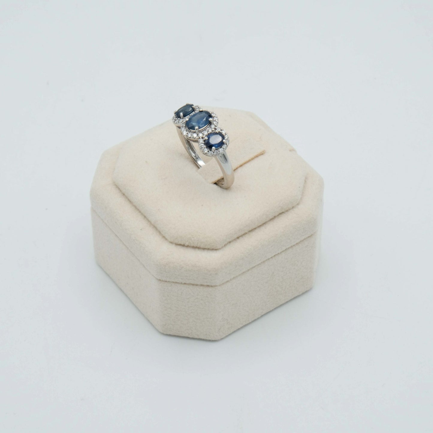 Anello oro bianco 18 kt, tre zaffiri ovali girati da brillanti