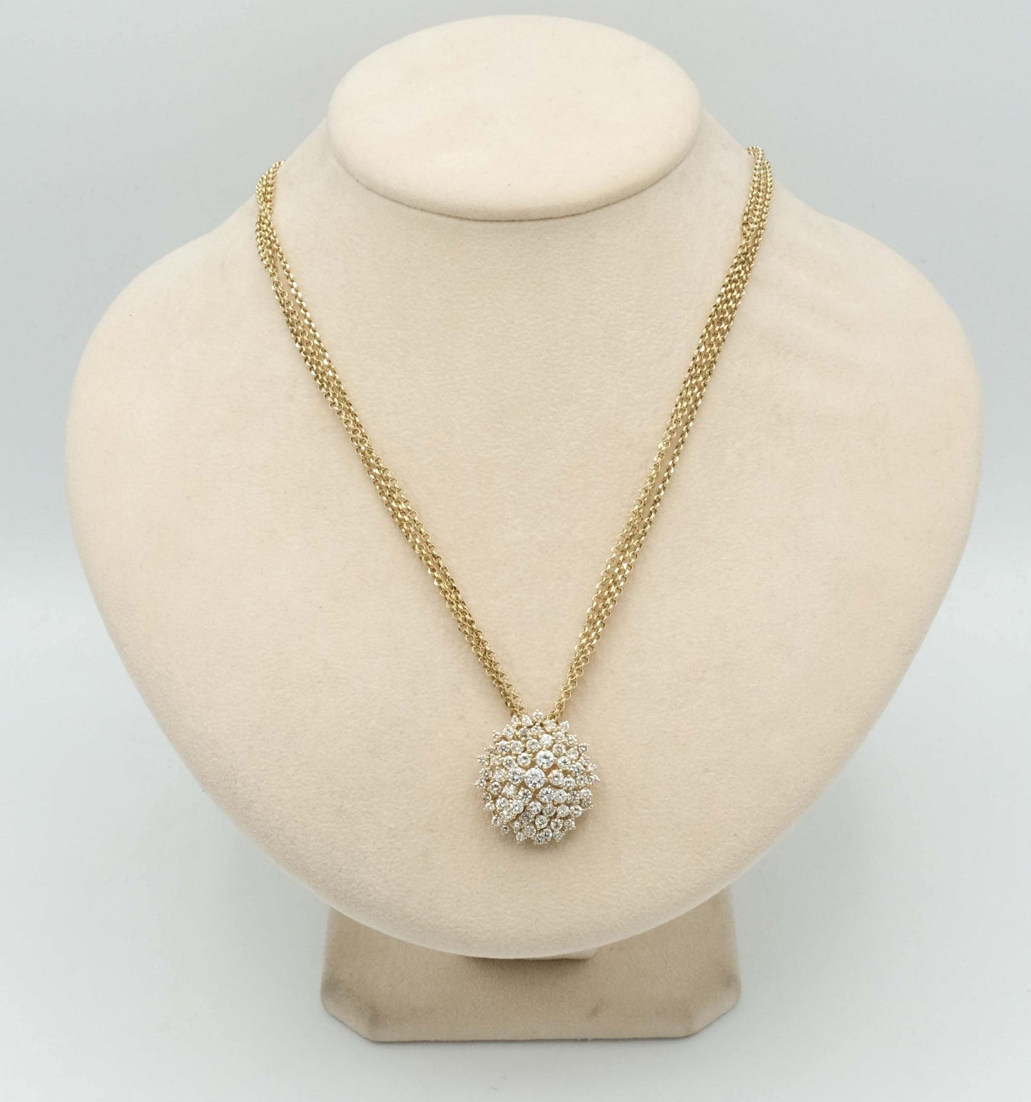 Collana tre catene d'oro giallo 18 kt con pendente in oro giallo e composizione di brillanti