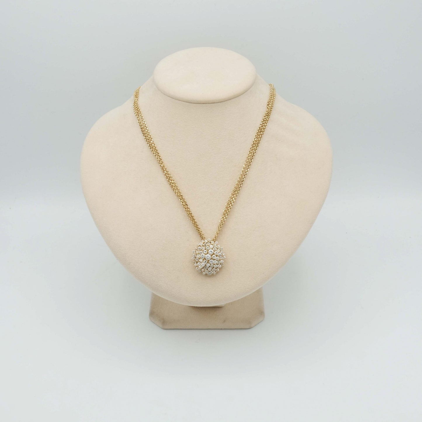 Collana tre catene d'oro giallo 18 kt con pendente in oro giallo e composizione di brillanti