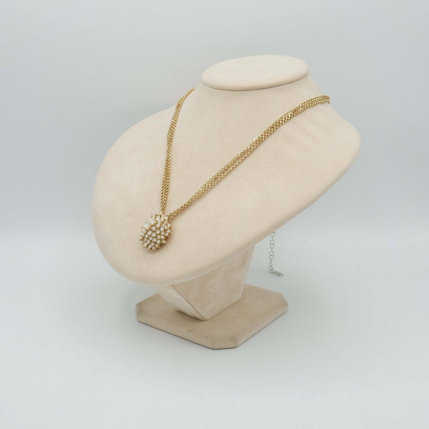 Collana tre catene d'oro giallo 18 kt con pendente in oro giallo e composizione di brillanti