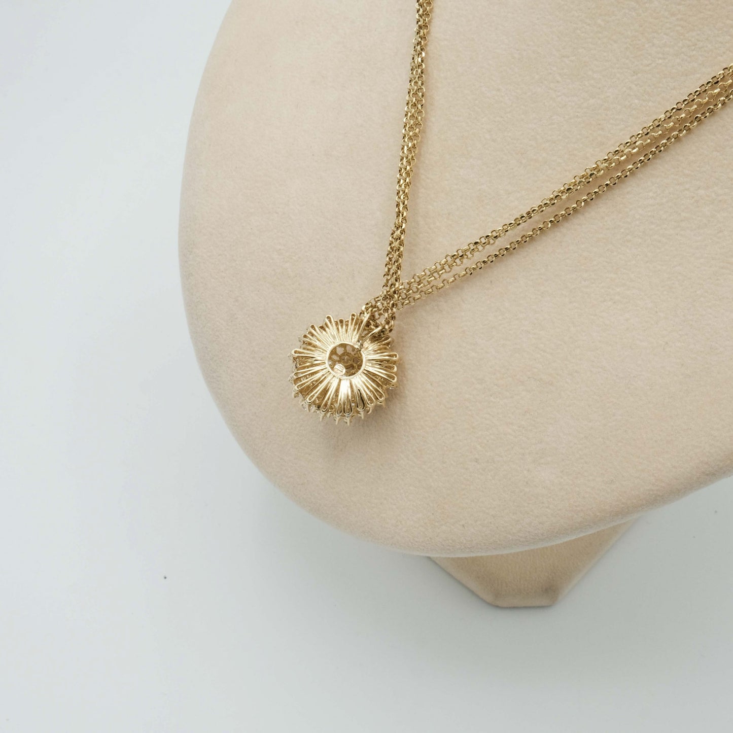 Collana tre catene d'oro giallo 18 kt con pendente in oro giallo e composizione di brillanti