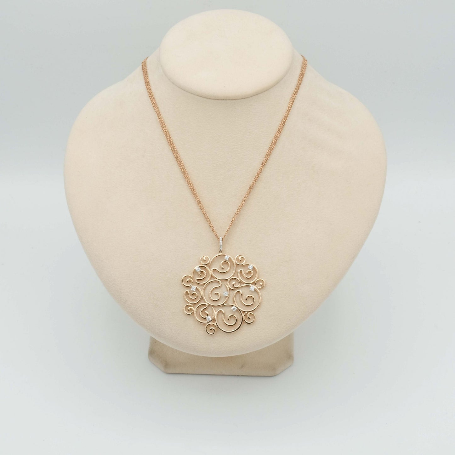 Girocollo due catene d'oro rosato 18 kt con pendente in oro rosato "arabeques" e composizione di brillanti