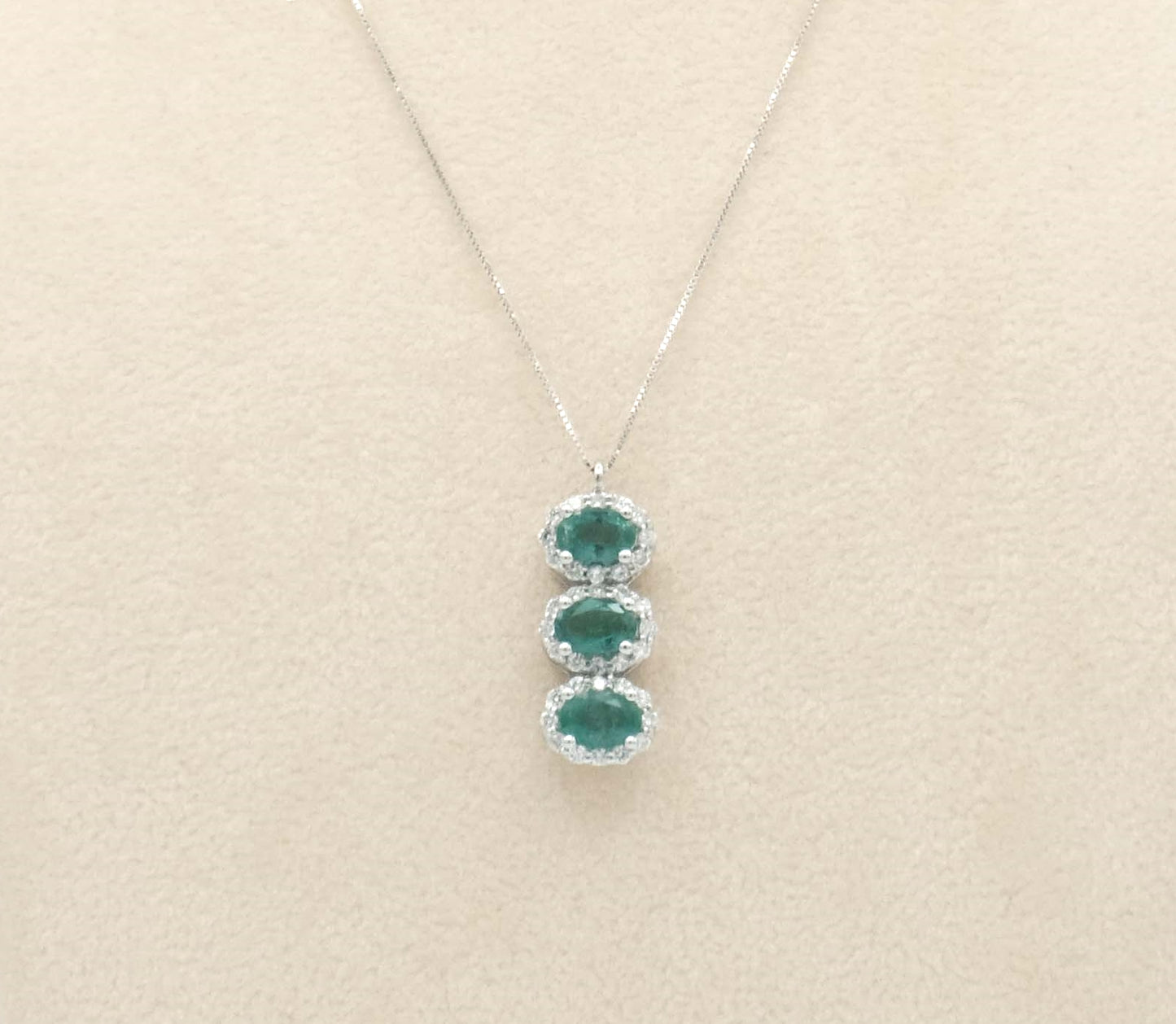 Collana catena oro bianco 18 kt e ciondolo con tre smeraldi ovali e brillanti