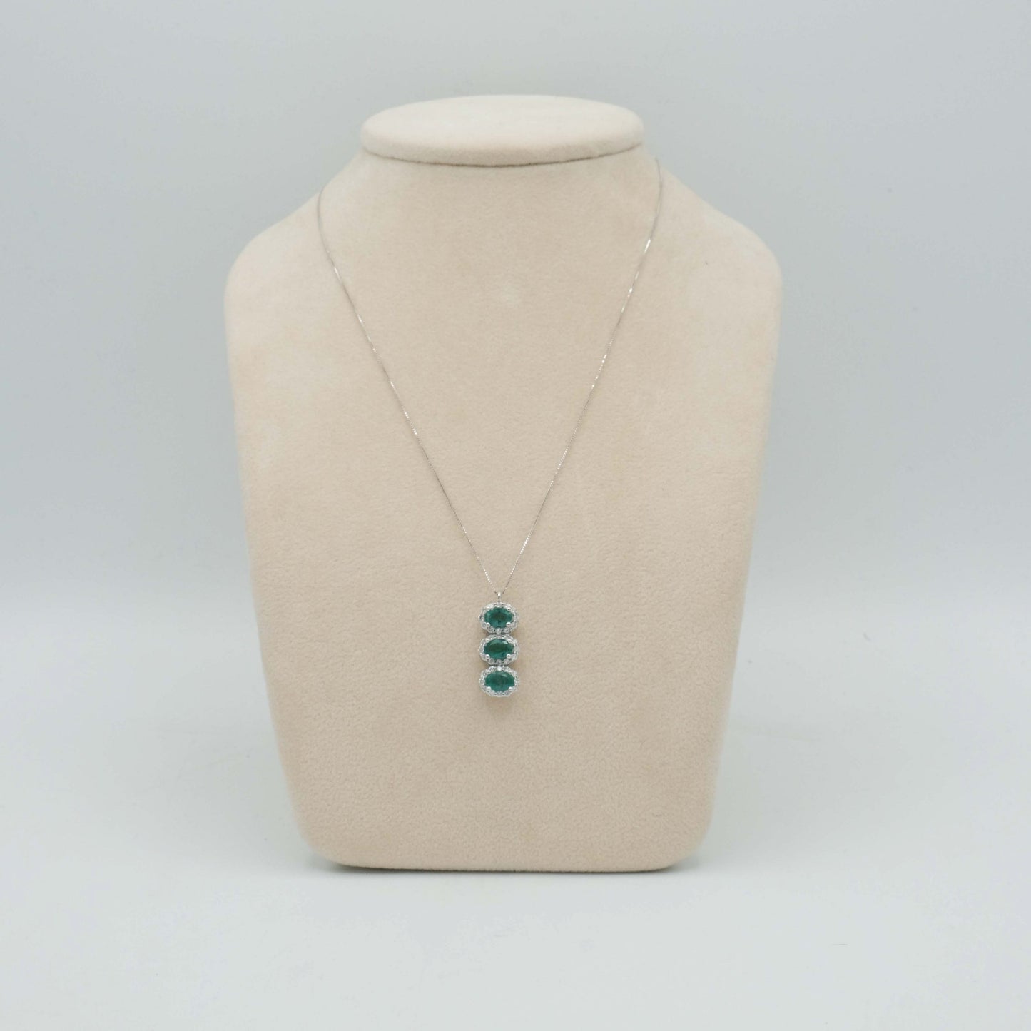 Collana catena oro bianco 18 kt e ciondolo con tre smeraldi ovali e brillanti