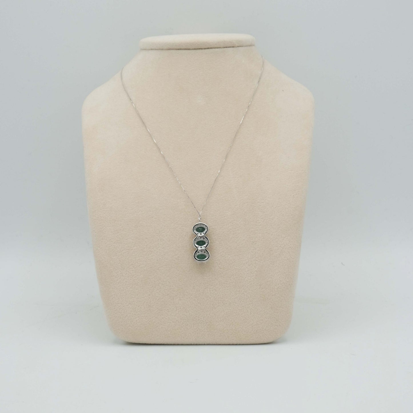 Collana catena oro bianco 18 kt e ciondolo con tre smeraldi ovali e brillanti