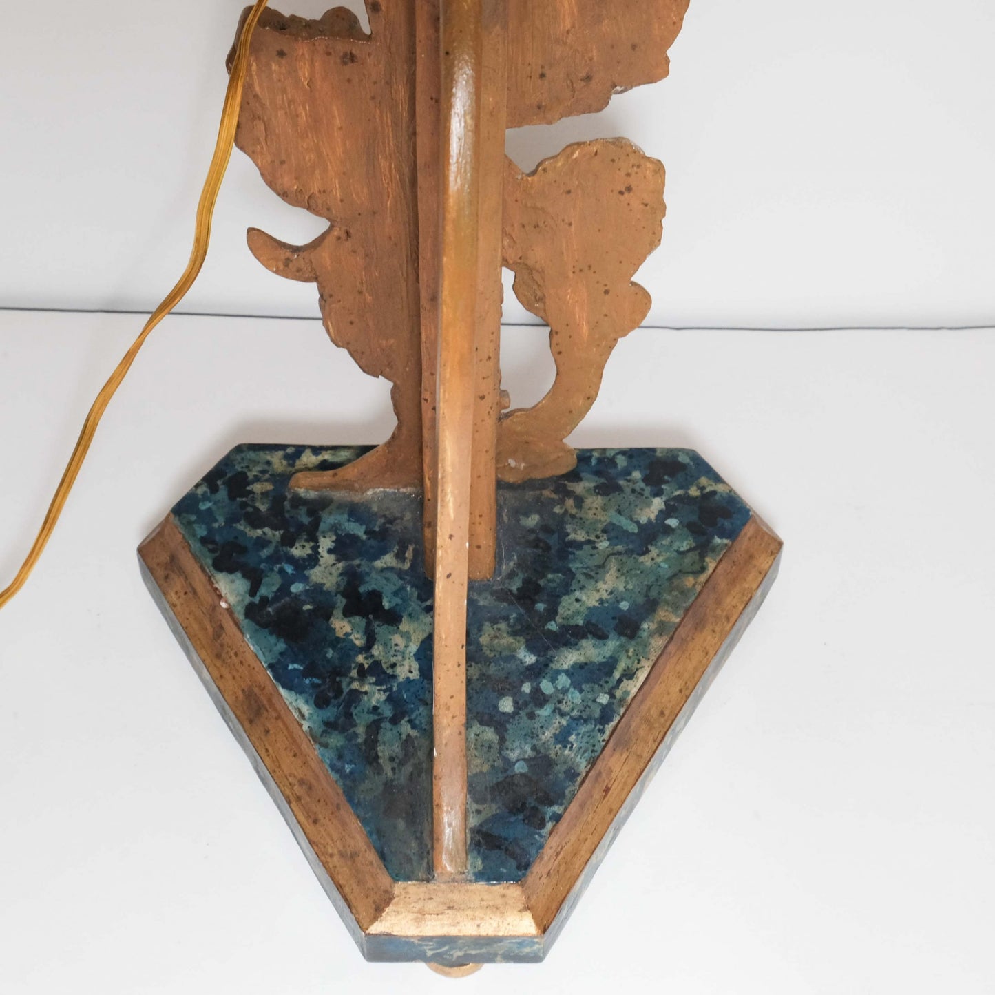 Lume con base antica in legno dorato e base dipinta marmorizzata XIX secolo