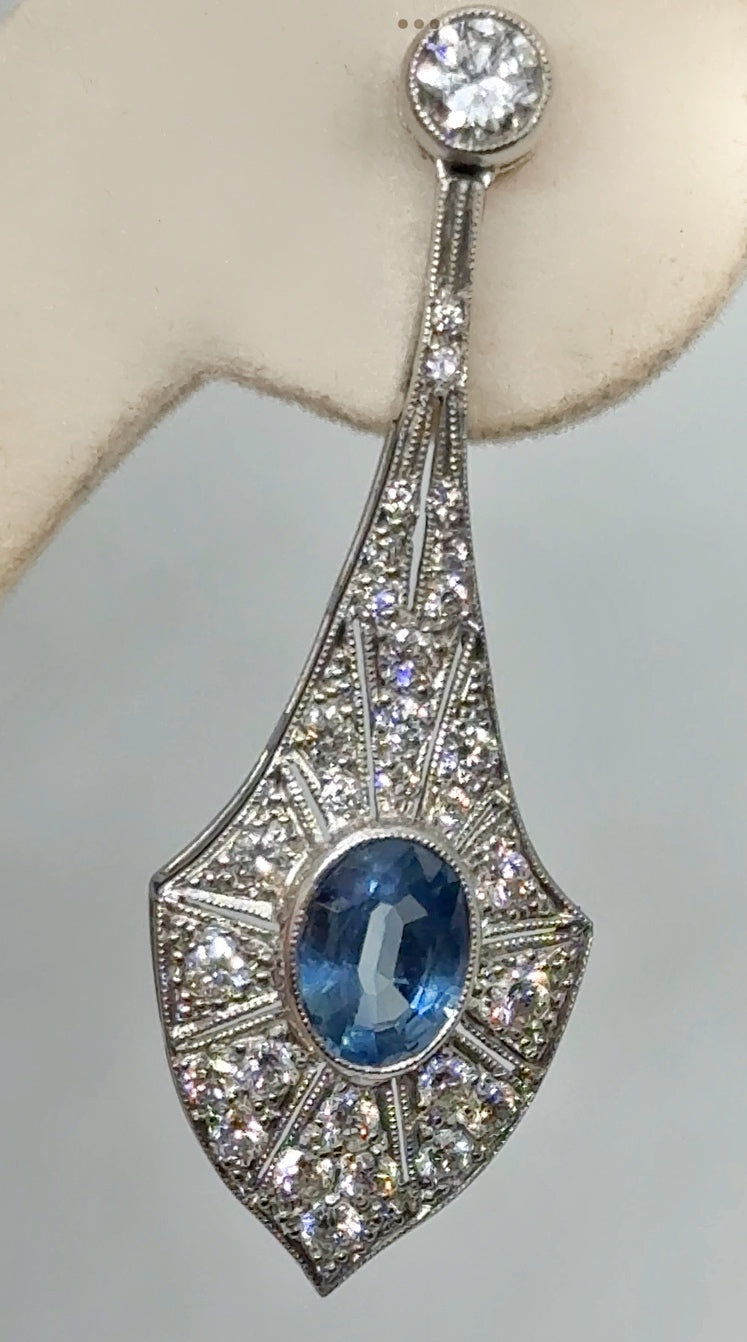 Orecchini art Decó 1930 circa in oro bianco 18 kt zaffiri cylon 2,50 ct e diamanti 1,50 ct