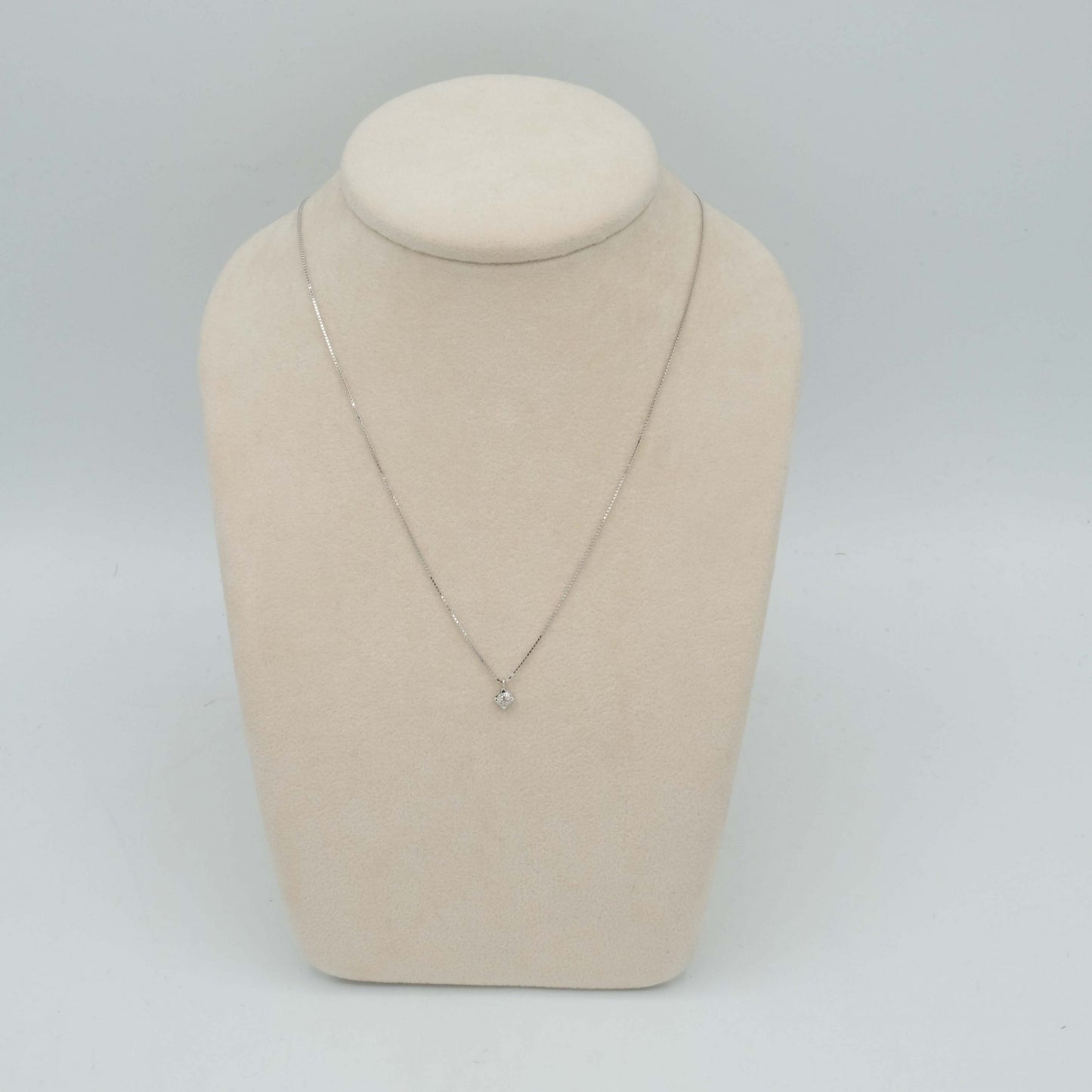 Girocollo in oro bianco 18kt con diamante taglio a brillante rotondo 0,12 ct