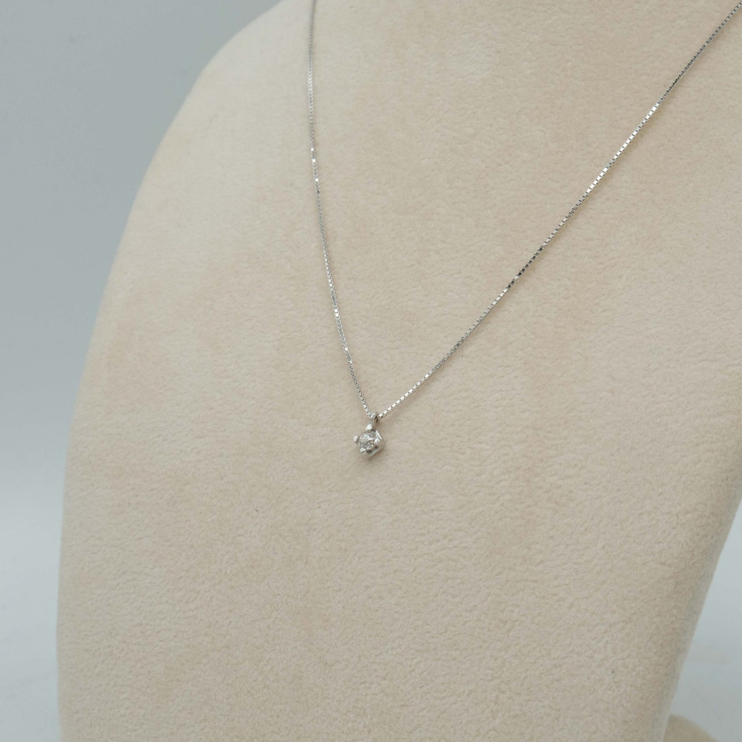 Girocollo in oro bianco 18kt con diamante taglio a brillante rotondo 0,12 ct