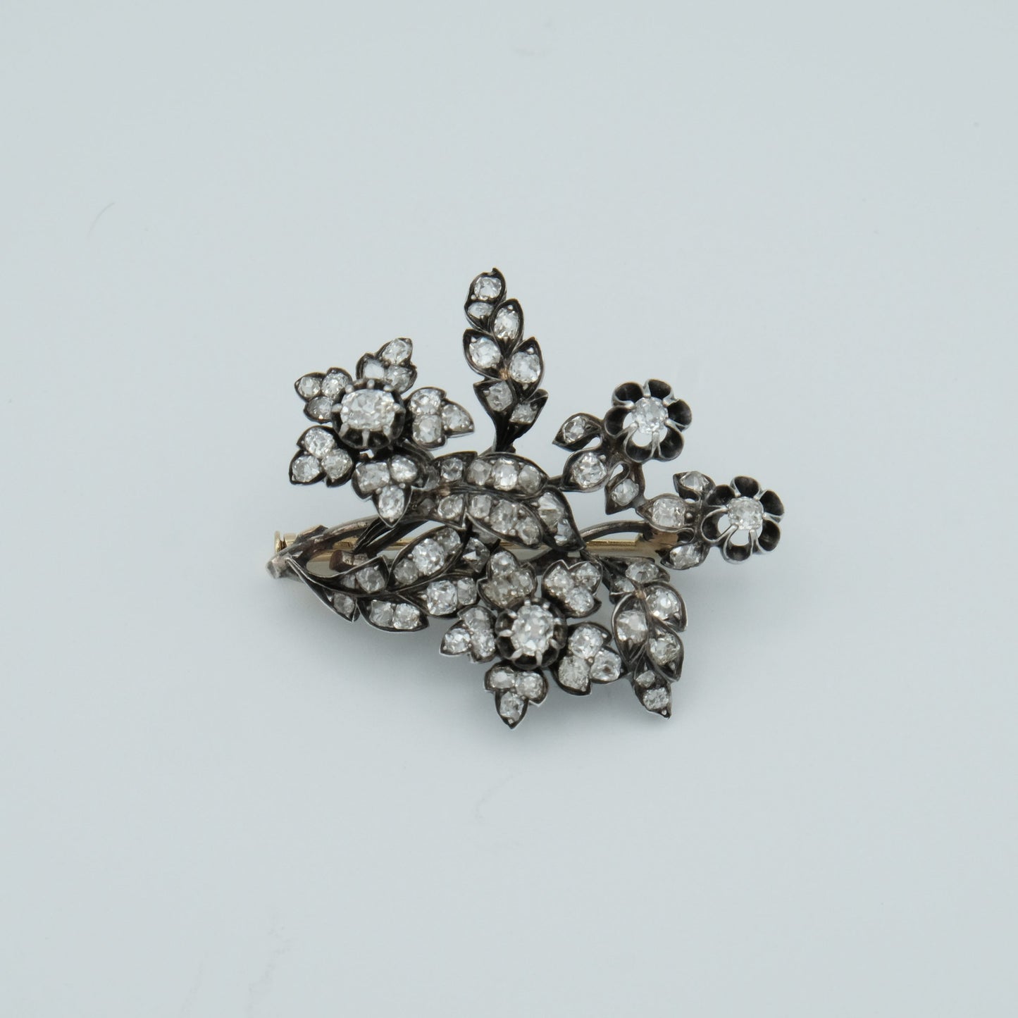 Spilla con fiori e foglie antica con diamanti XIX secolo