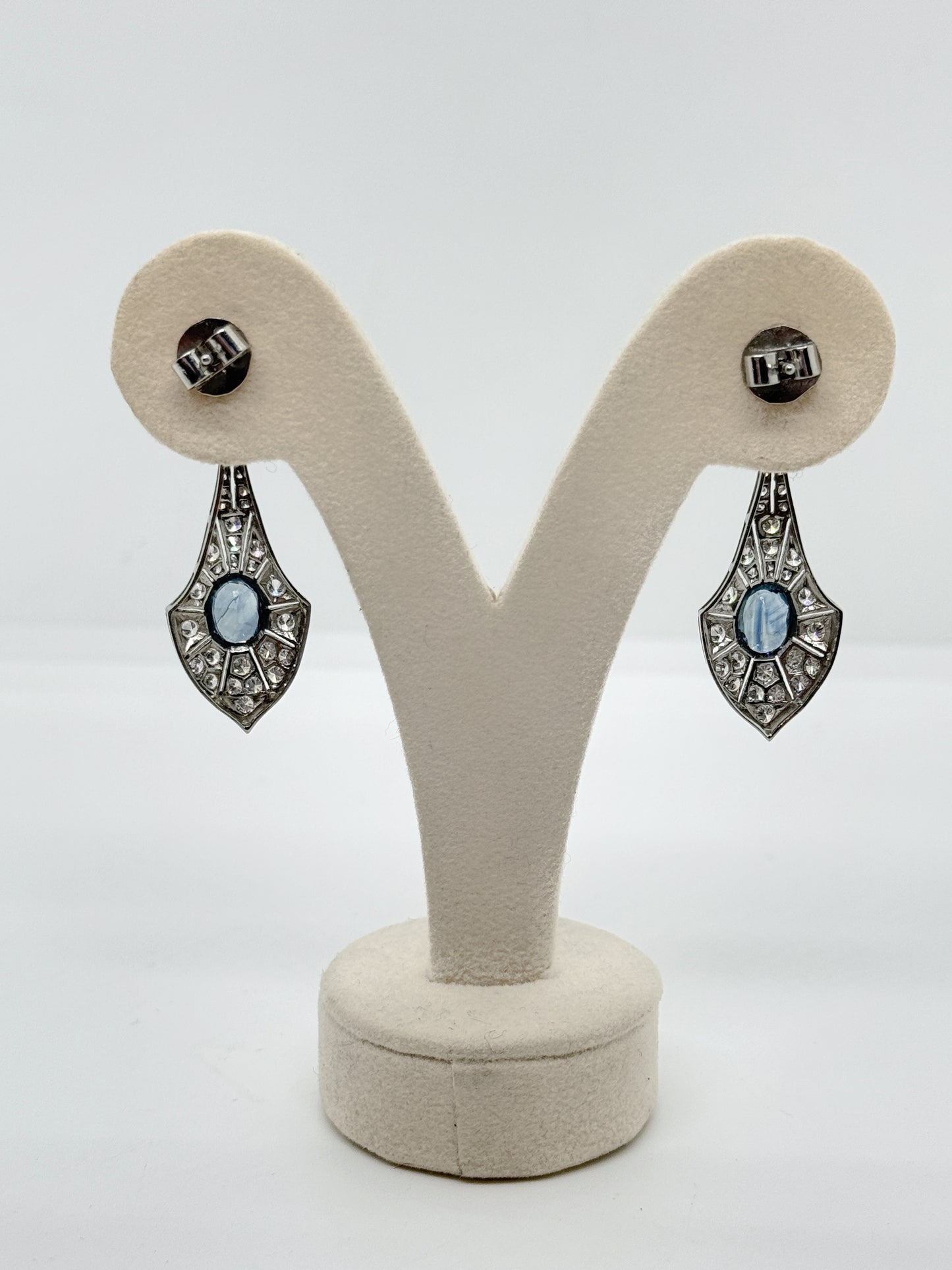 Orecchini art Decó 1930 circa in oro bianco 18 kt zaffiri cylon 2,50 ct e diamanti 1,50 ct