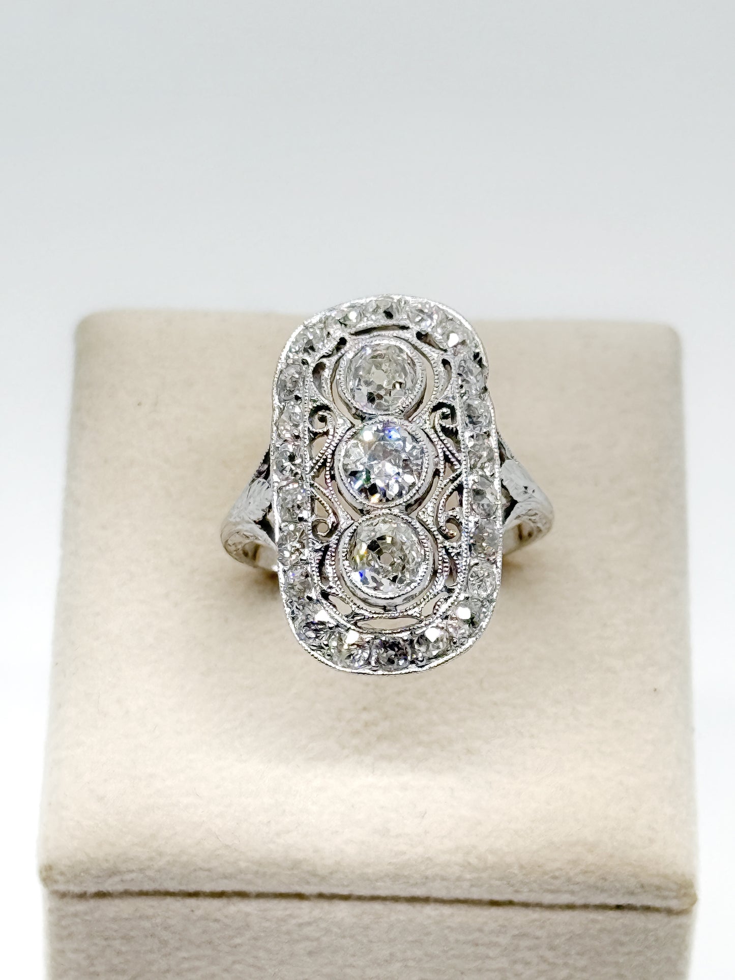 Anello Art Decó traforato in platino, 3 diamanti 0,75 ct e diamanti 0,30 ct a giro