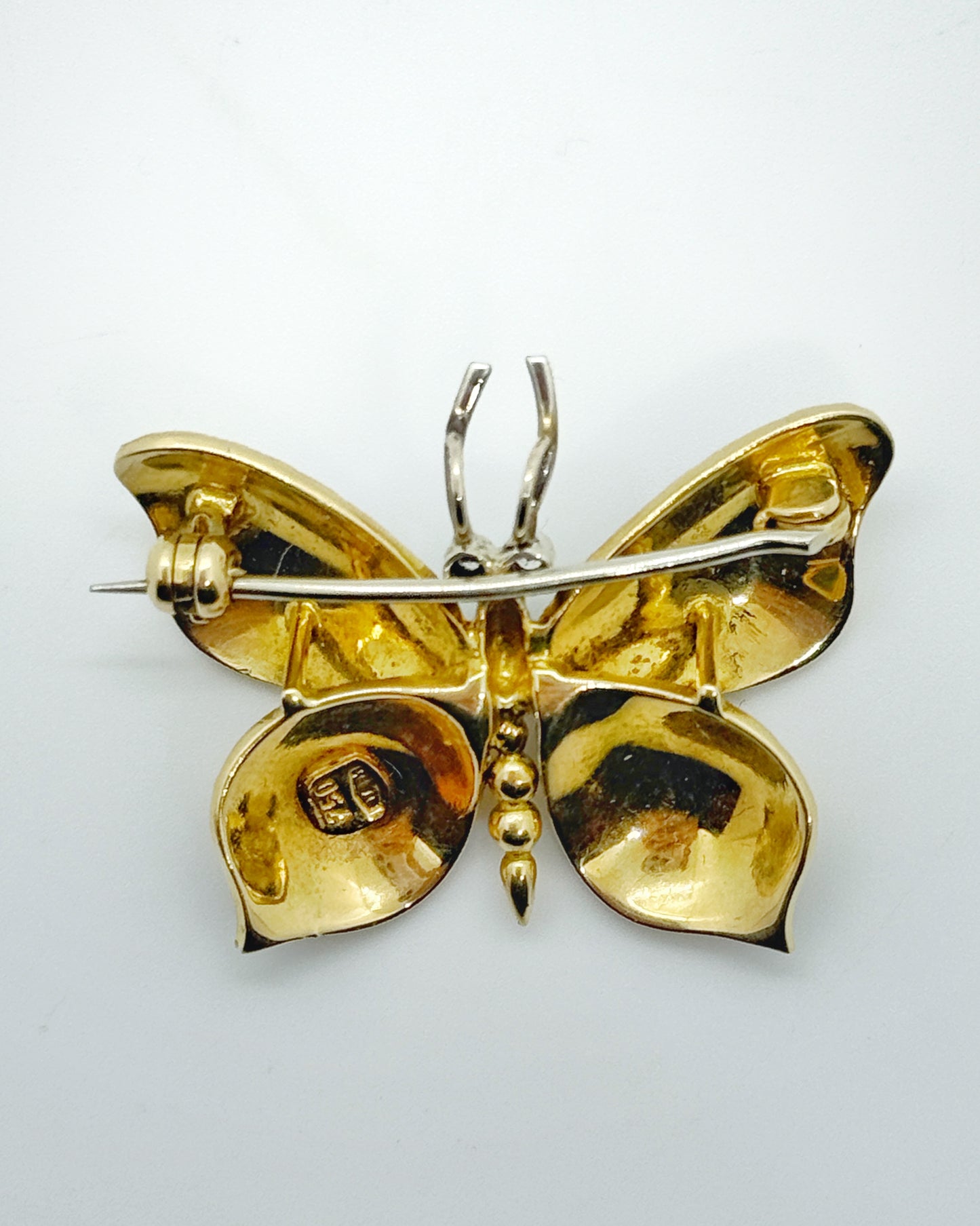 Spilla a forma di farfalla in oro 18 kt con smalti e brillanti manifattura italiana anni ‘80