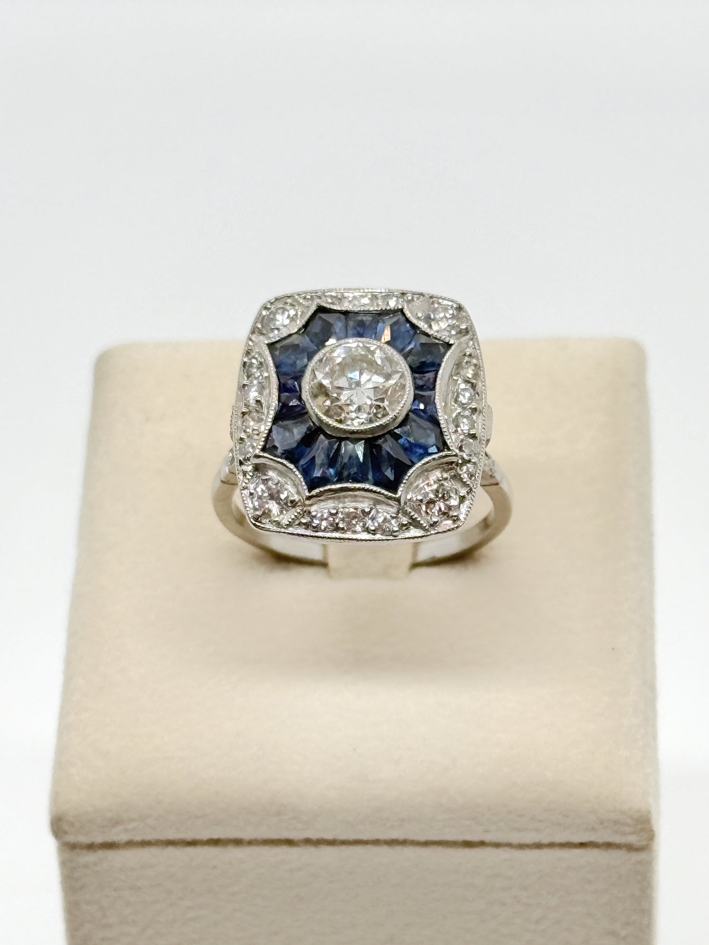 Anello Art decó in platino, brillante centrale 1 ct e zaffiri e 0,30 ct brillanti a giro