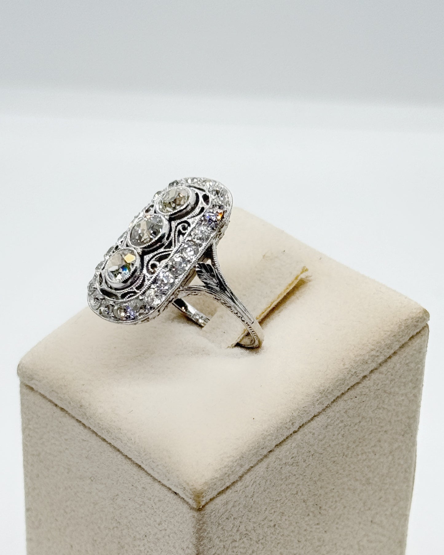 Anello Art Decó traforato in platino, 3 diamanti 0,75 ct e diamanti 0,30 ct a giro