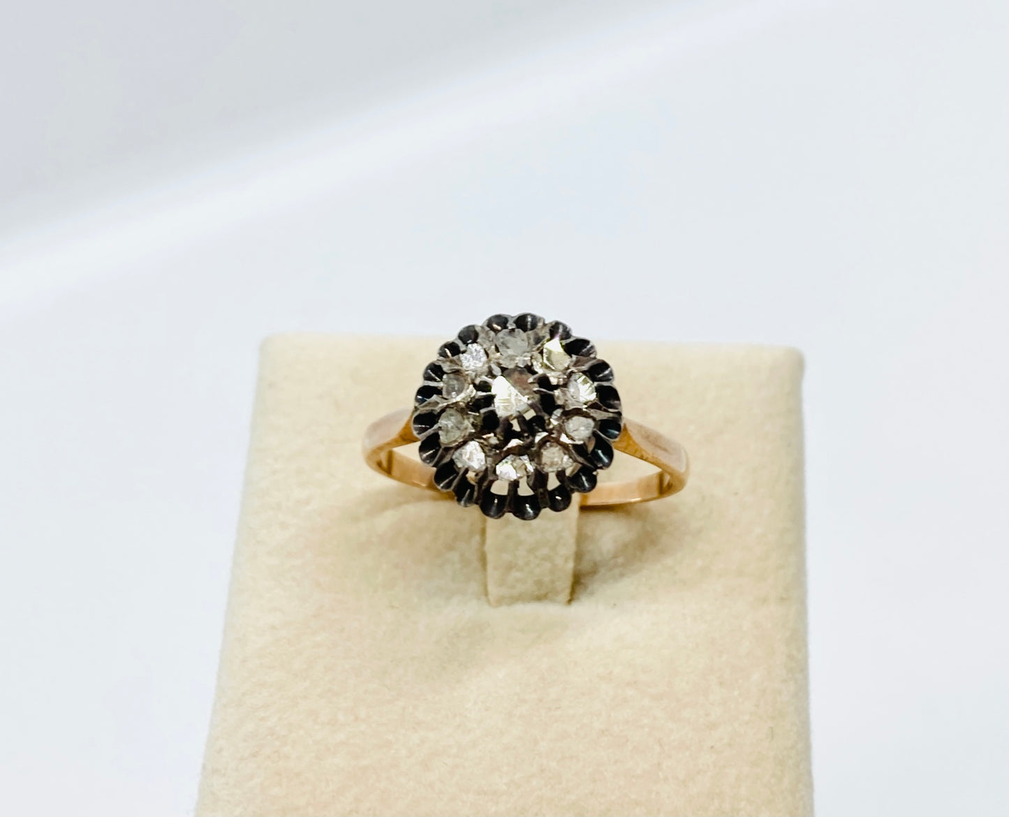Anello antico in oro basso titolo e undici diamantini