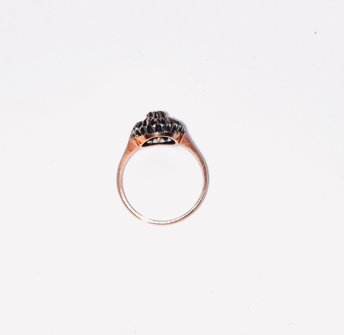 Anello antico in oro basso titolo e undici diamantini