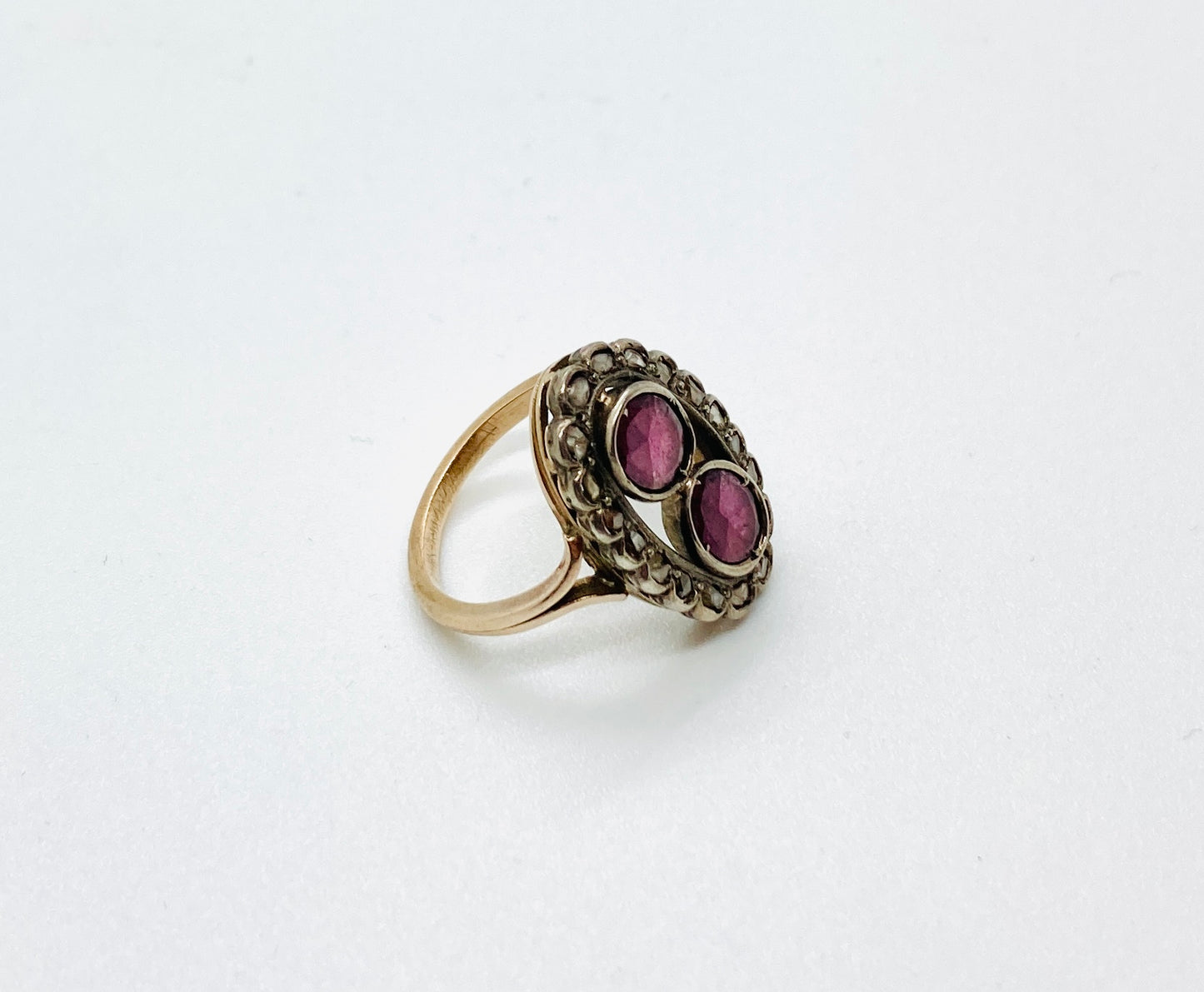 Anello antico con diciotto diamantini e due rubini