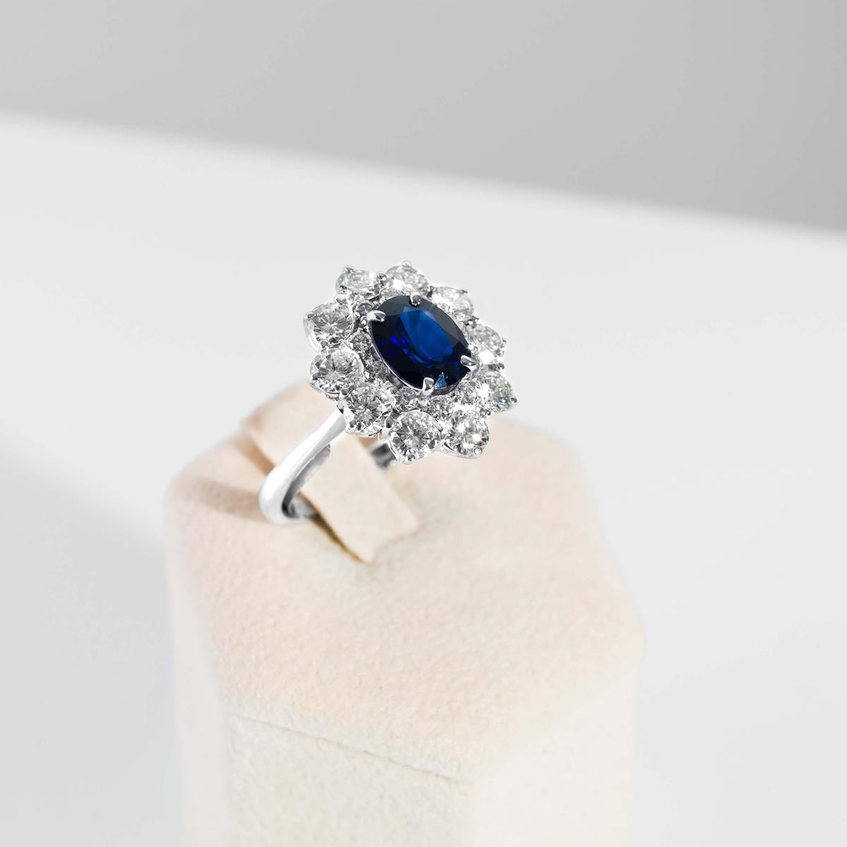 anello antico in oro bianco con zaffiro ovale centrale con due giri di brillanti