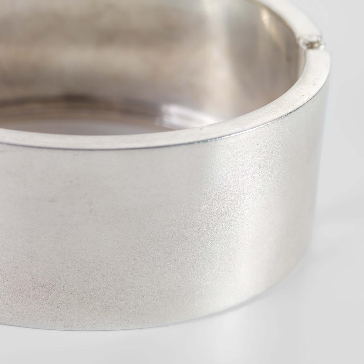 bracciale rigido in argento bianco satinato